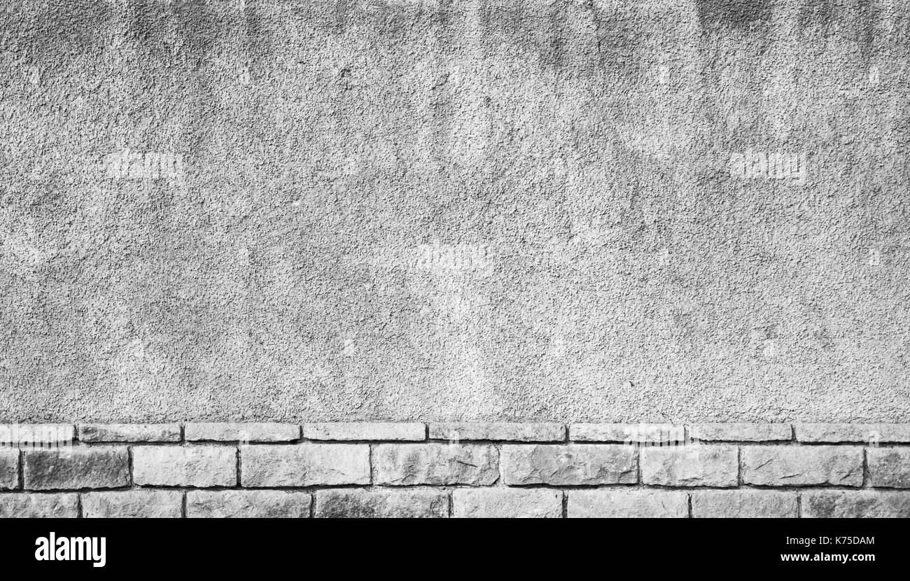 Abstract im städtischen Hintergrund Textur. Grau grungy Betonwand mit backsteinsockel Stockfoto