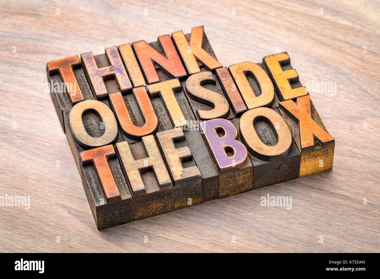 Denken außerhalb der Box Konzept - motivierende Phrase in Vintage buchdruck Holz Typ gegen gemasertem Holz Stockfoto