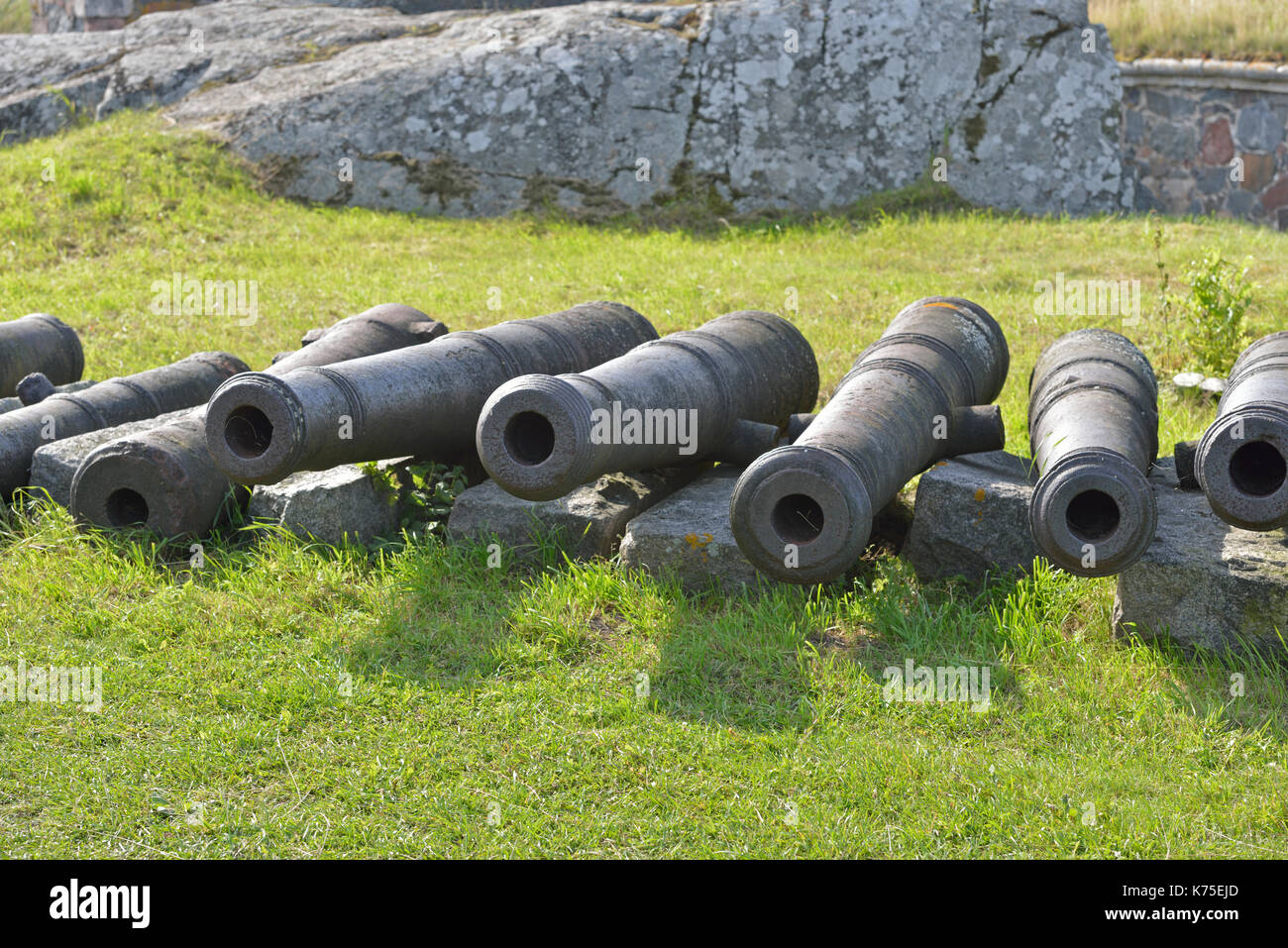 Kanonen in shore Böschungen von Kustaanmiekka, zurück zur Russischen ära zurückgehen. Vintage guns (19c). Suomenlinna (Sveaborg), Helsinki, Finnland Stockfoto
