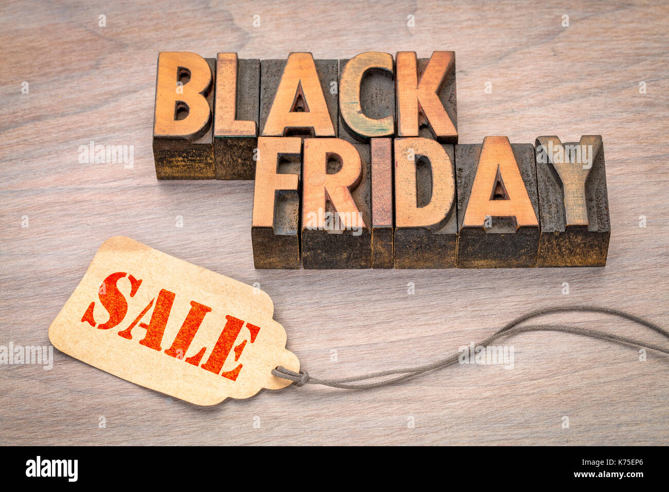 Schwarzer Freitag verkauf Banner in Vintage buchdruck Holz Bausteine mit einem Preisschild gegen gemasertem Holz Stockfoto