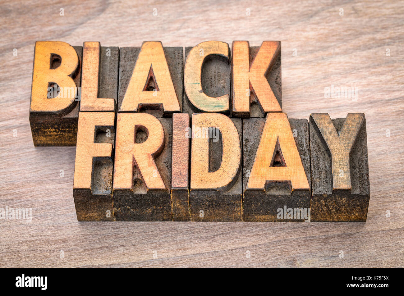 Schwarzer Freitag Banner in Vintage buchdruck Holz Bausteine gegen gemasertem Holz Stockfoto