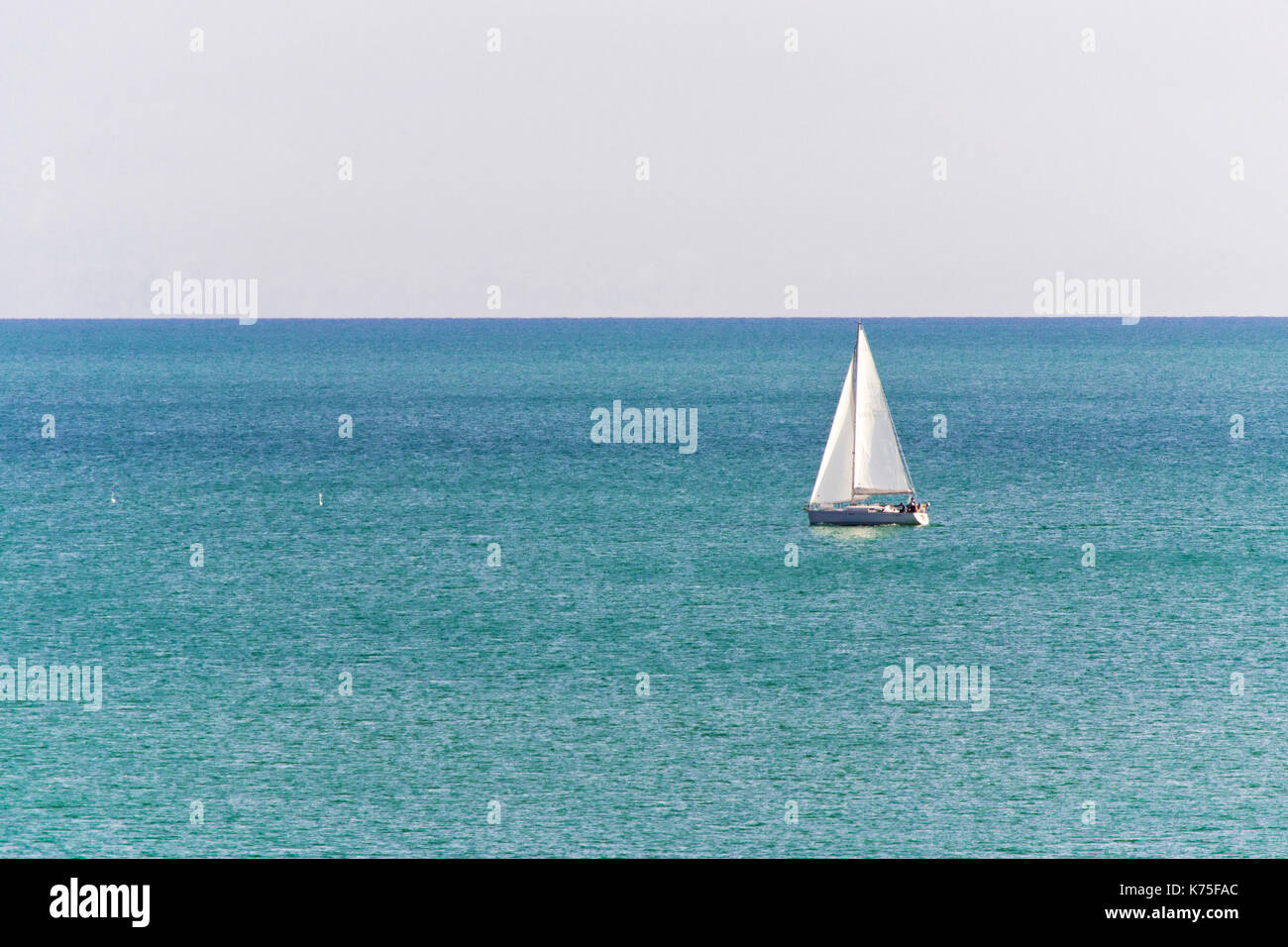 Segelboot im Meer. Luxus yachting in einer ruhigen Wasser. für Marine- und Navigationskonzept Stockfoto