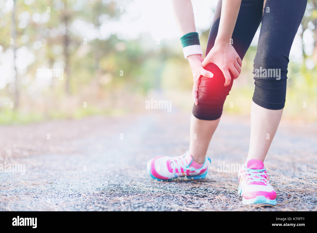 Laufsport Verletzung. Weibliche Athleten Runner berühren Fuß in Schmerzen durch. Stockfoto