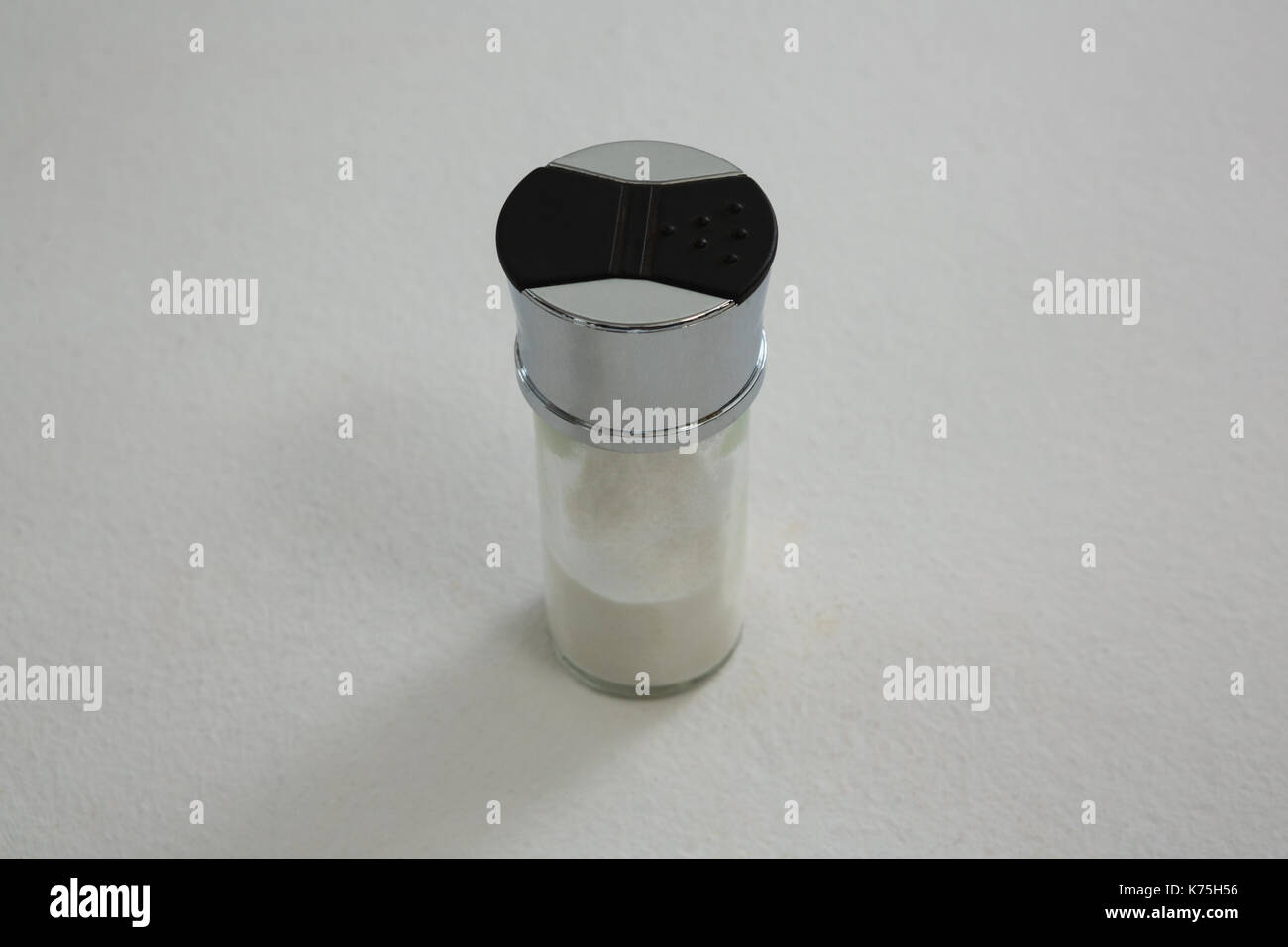 In der Nähe von Salt Shaker auf weißem Hintergrund Stockfoto