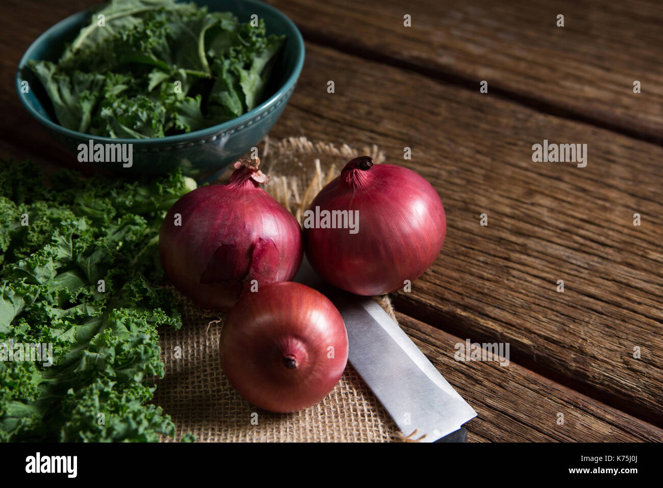 In der Nähe von Senf und Zwiebeln auf hölzernen Tisch Stockfoto