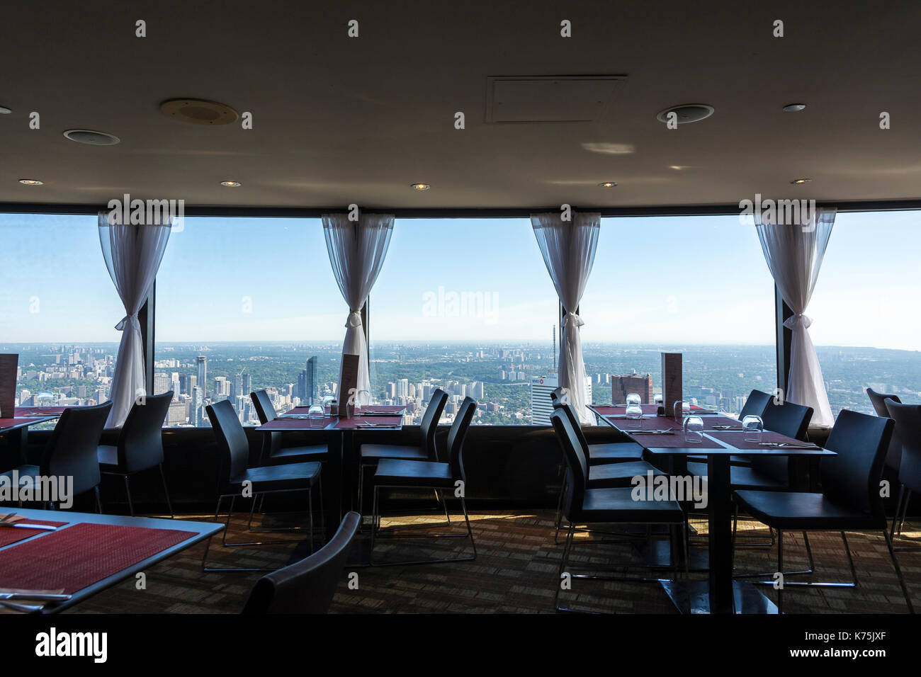 Toronto, Kanada - August 2,2015: Eindrucksvolle Aussicht Der skyskrapers in Toronto Blick vom Restaurant auf der Spitze des CN Towers an einem sonnigen Tag. Stockfoto