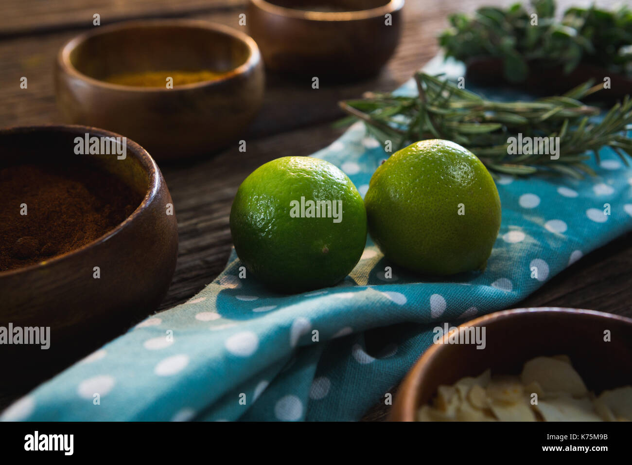 In der Nähe von Kalk Früchte mit Kräutern auf hölzernen Tisch Stockfoto