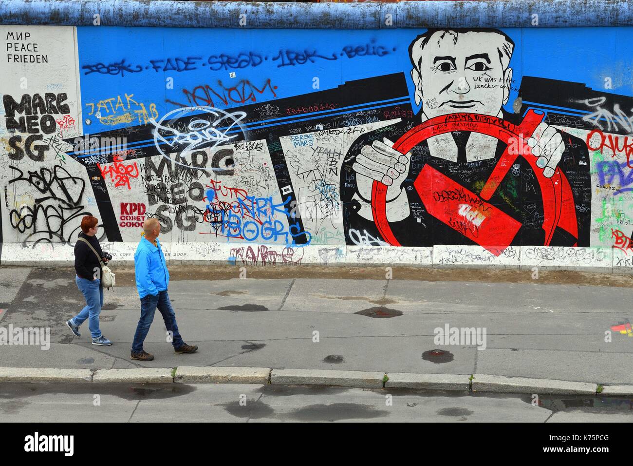 Deutschland, Berlin, Friedrichshain-Kreuzberg, East Side Gallery, Überbleibsel der Mauer, Arbeiten aus den 1990er Jahren, im Jahr 2009 renoviert, die mikhaïl • l Gorbatschow zu einem Hammer und Sichel Lenkrad Stockfoto