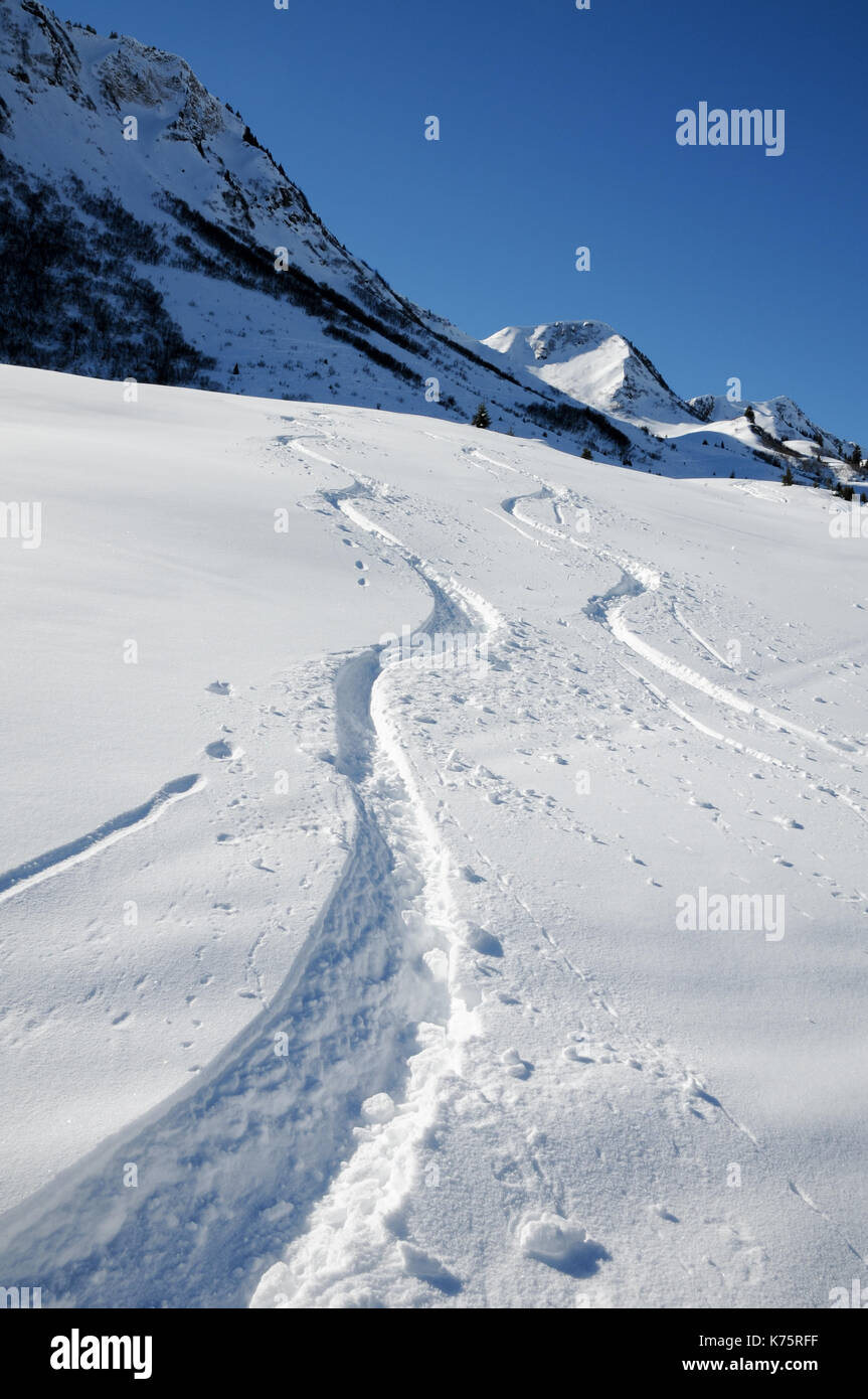 Skipisten in den Bergen Stockfoto