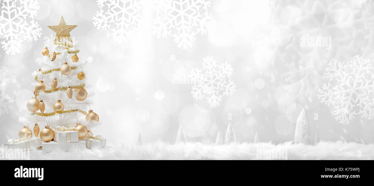 Geschmückten Weihnachtsbaum mit Geschenken im Winter einstellen Stockfoto