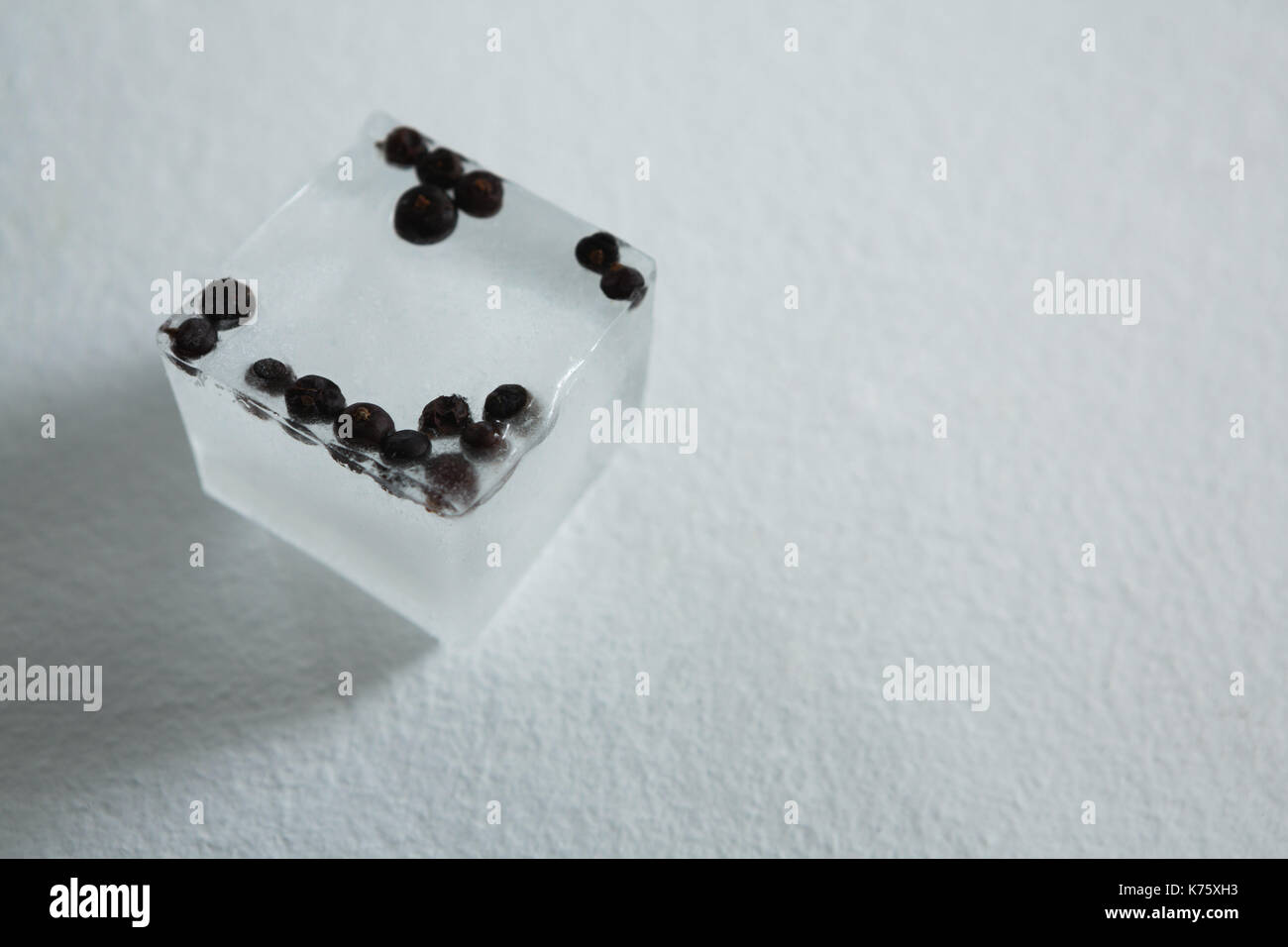 Close-up von Aromatisierten Eiswürfel mit Gewürzen Stockfoto