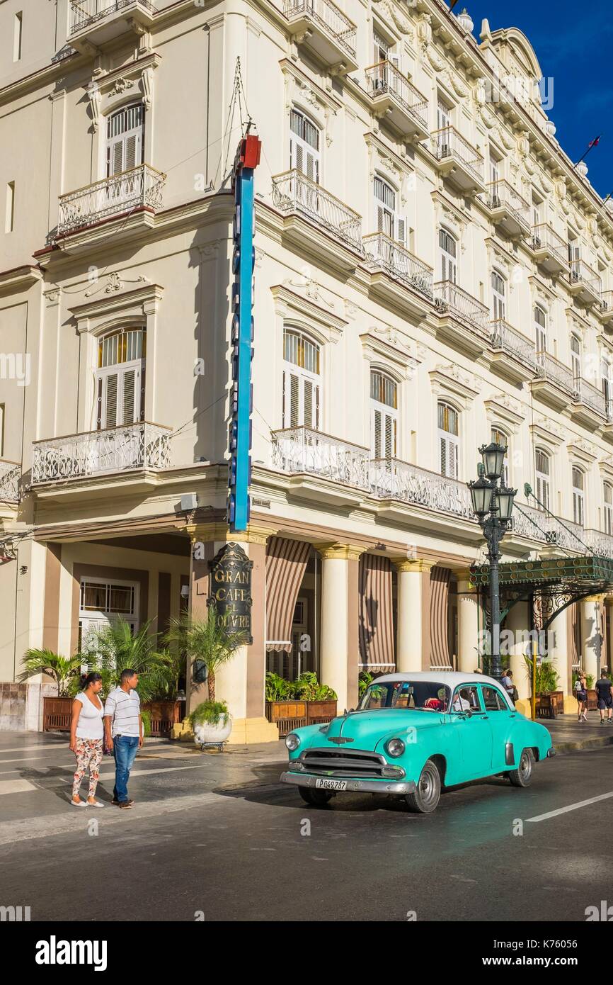 Kuba, Havanna, Habana Vieja Bezirk (UNESCO-Weltkulturerbe), Paseo de Marti oder Prado, Allee, gesäumt mit eleganten Villen Anschließen des Malecon zum Kapitol, alte amerikanische Auto vor dem Hotel Inglaterra Stockfoto