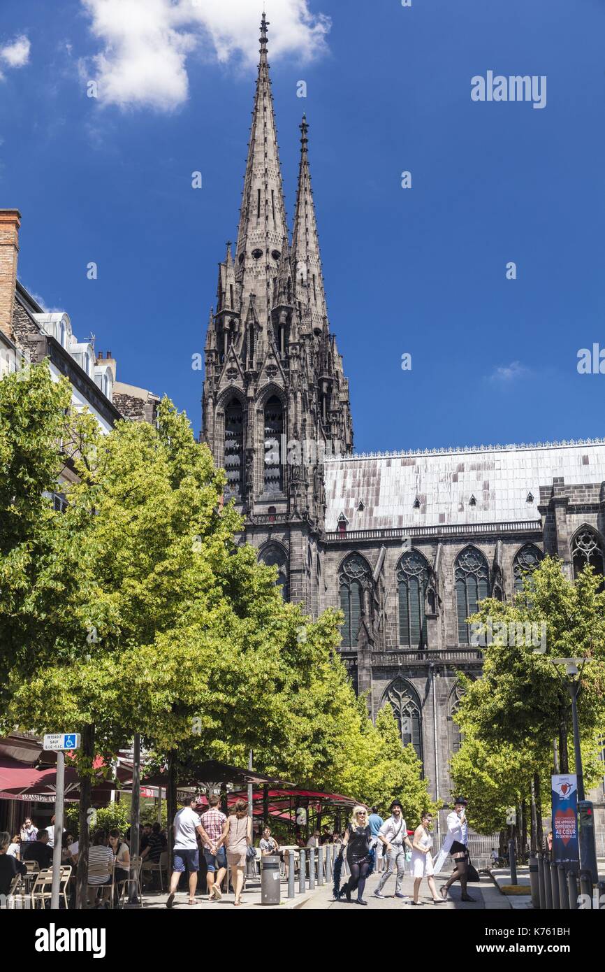 Frankreich, Puy de Dome, Clermont Ferrand, die alte Stadt, die Place de la Victoire mit Blick auf Notre Dame de l'Assomption und seine Pfeile, Künstler der laienhaften darstellende Kunst im Angebot zeigt Stockfoto