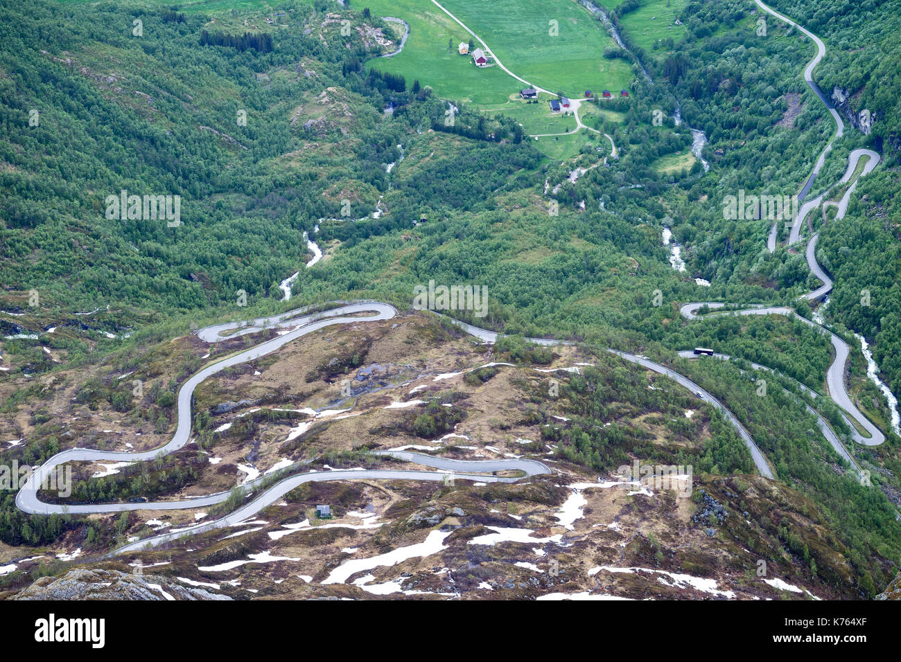 Curvy County Road Rv 63 in der Nähe von Geiranger in Norwegen Stockfoto