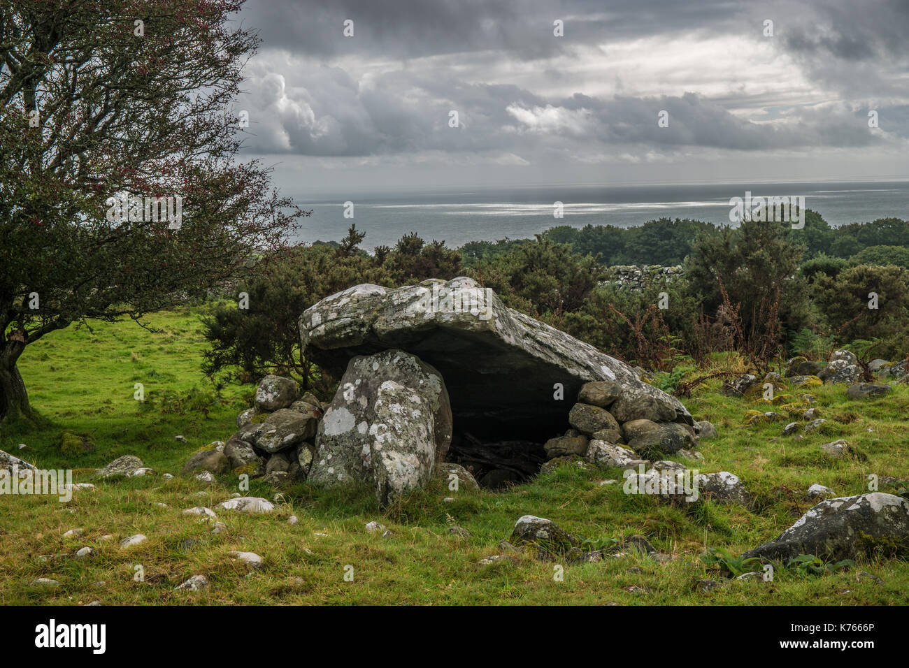 Neolithische Grabkammer mit Meerblick Stockfoto