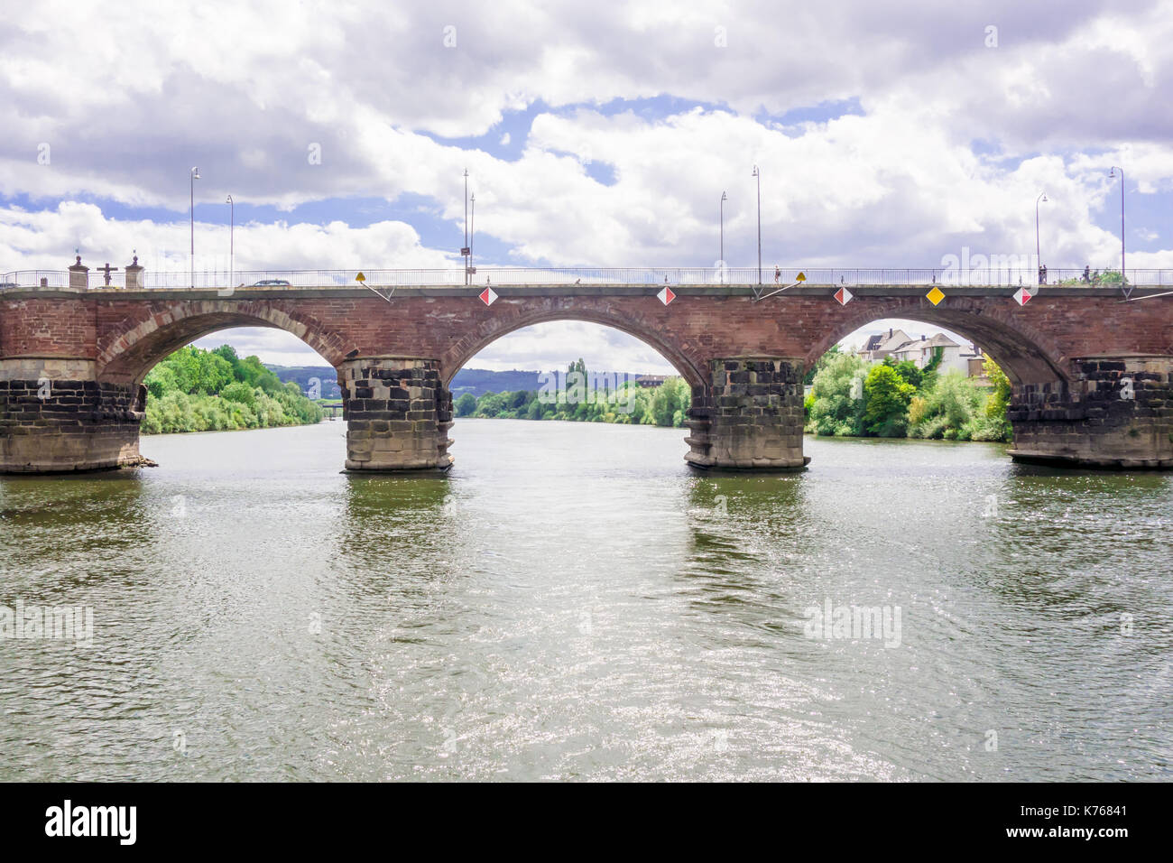 TRIER, Deutschland - 4. Aug. 17: Der Bogen und Säulen der Kaiser-Wilhelm-Brücke, die über Mosel, eine der Tribute der Rhein überquert. Stockfoto