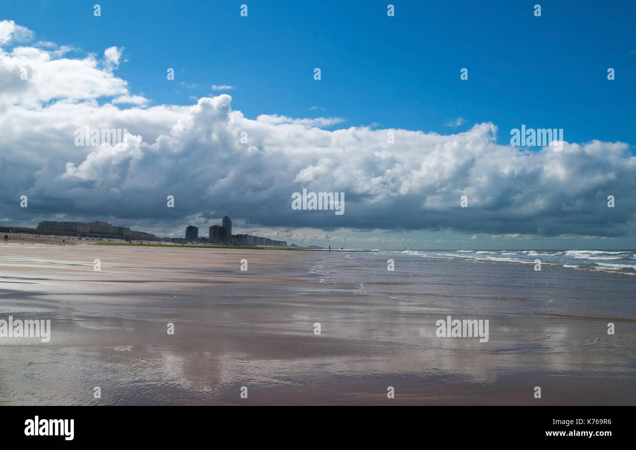 Landschaft Foto mit einem riesigen wolkenbildung am Strand von Oostende entlang der Nordseeküste von Belgien. Stockfoto