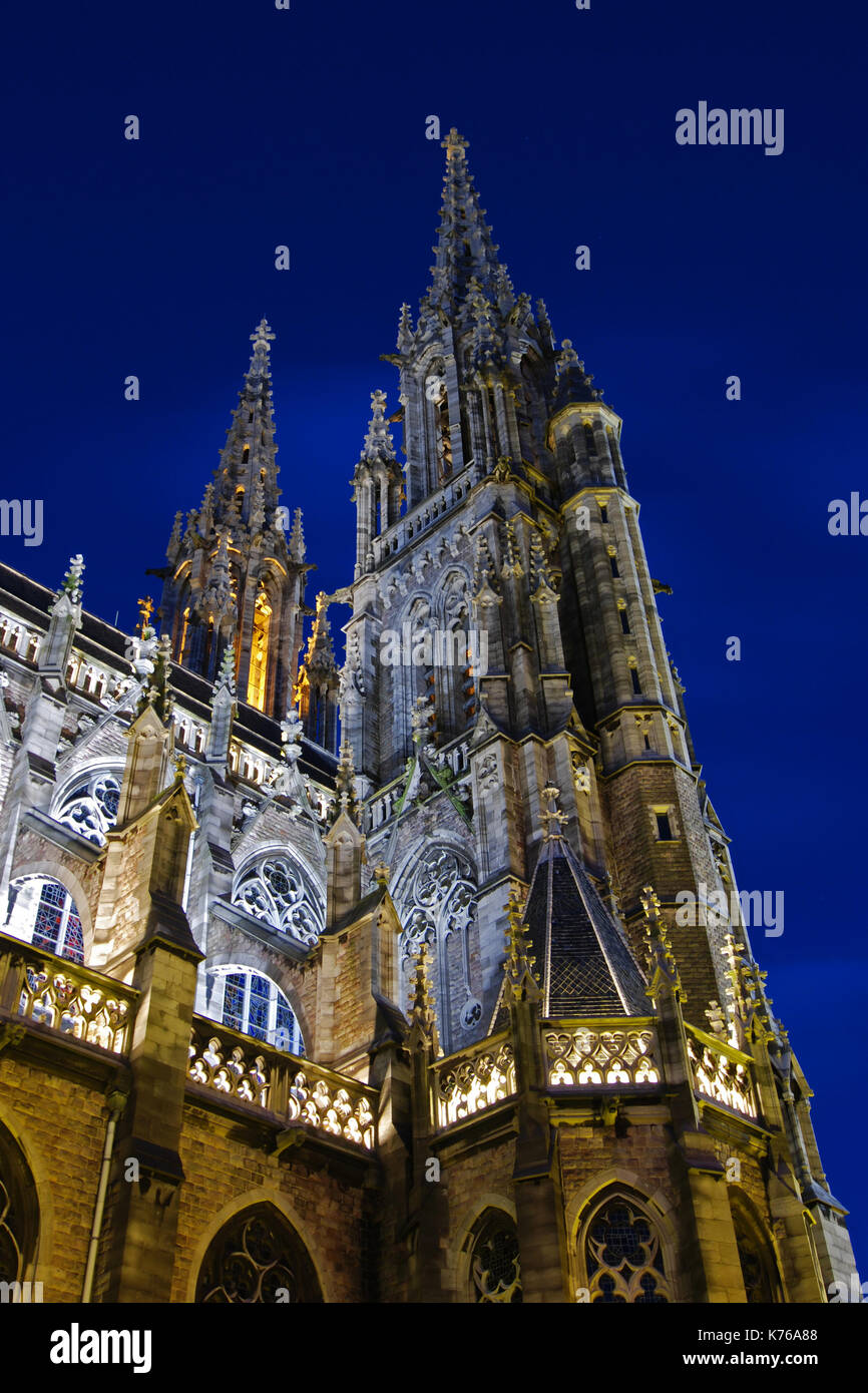Der Peter und Paul Kirche von Ostende in der Neo-gotischen Stil leuchtet während der Blauen Stunde, Belgien. Stockfoto