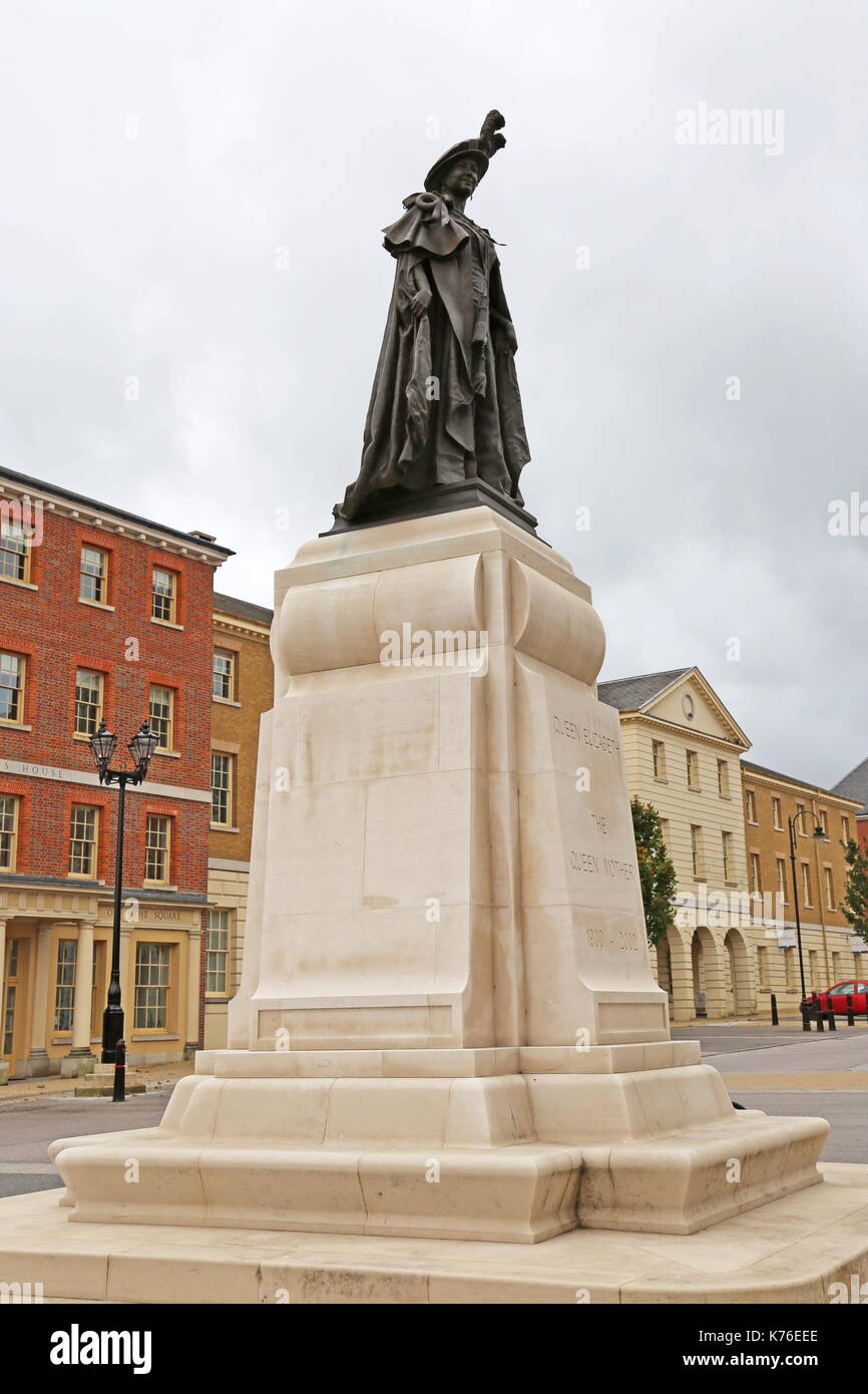 Königin Elizabeth, die Königinmutter Statue, Königin Mutter Square, Poundbury, Dorchester, Dorset, England, Großbritannien, USA, UK, Europa Stockfoto