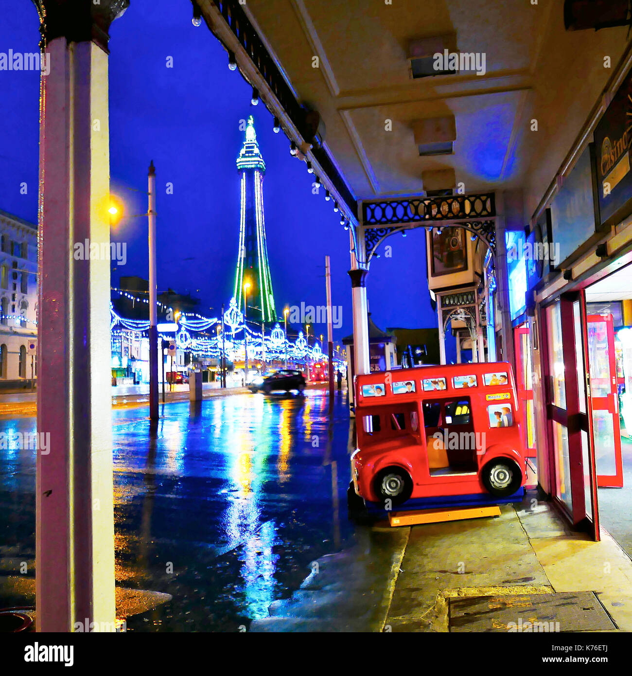 Blackpool Tower und die Beleuchtung in einer nassen Nacht von North Pier Spielhalle aus gesehen Stockfoto