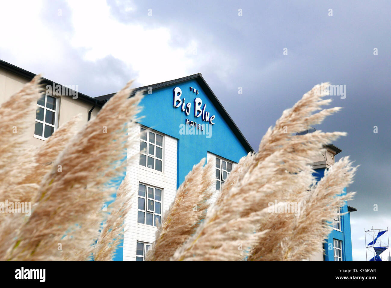 Das Big Blue Hotel am Pleasure Beach Amusement Park, Blackpool, Lancashire, Großbritannien Stockfoto