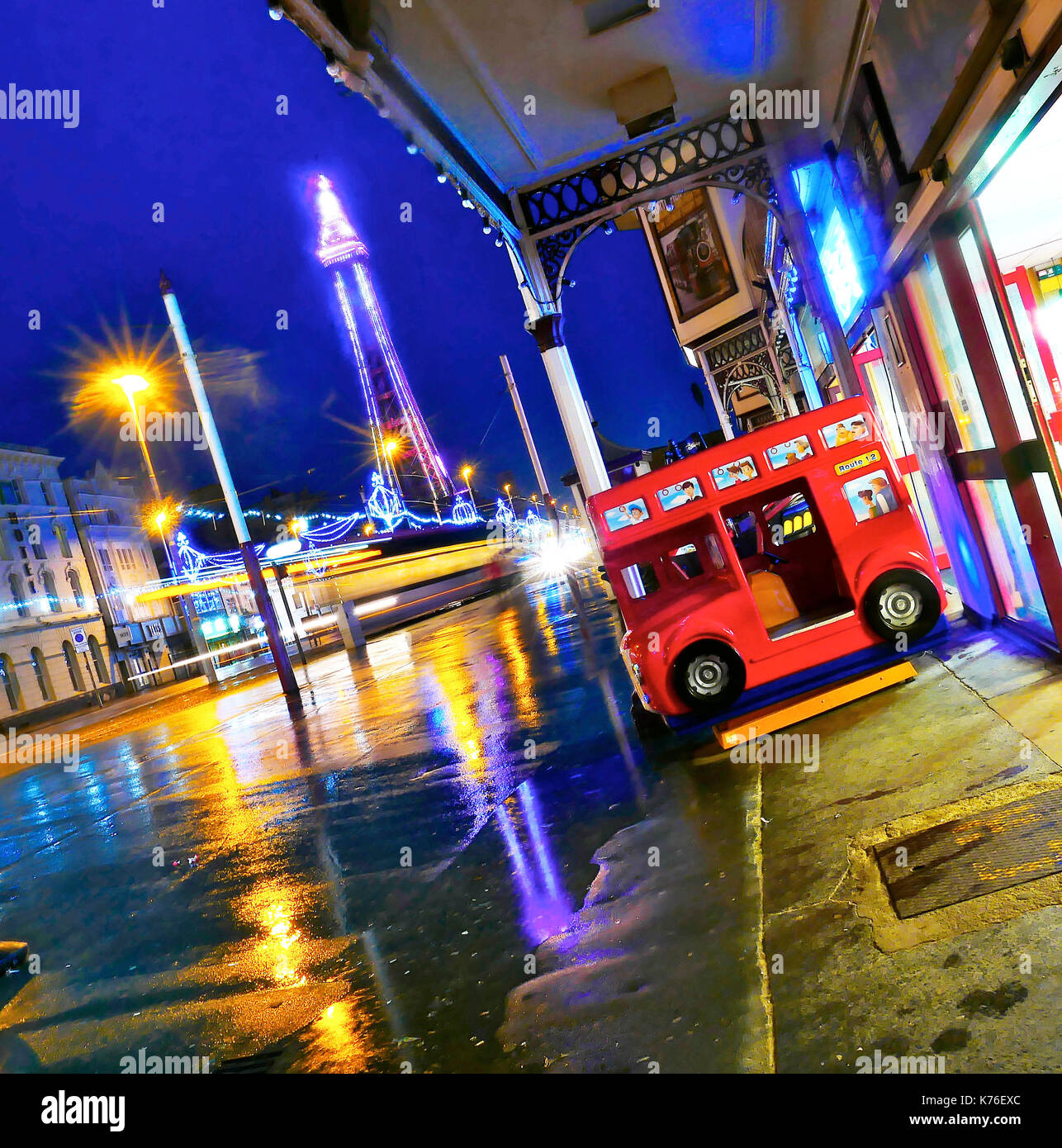 Blackpool Tower und die Beleuchtung in einer nassen Nacht von North Pier Spielhalle aus gesehen Stockfoto