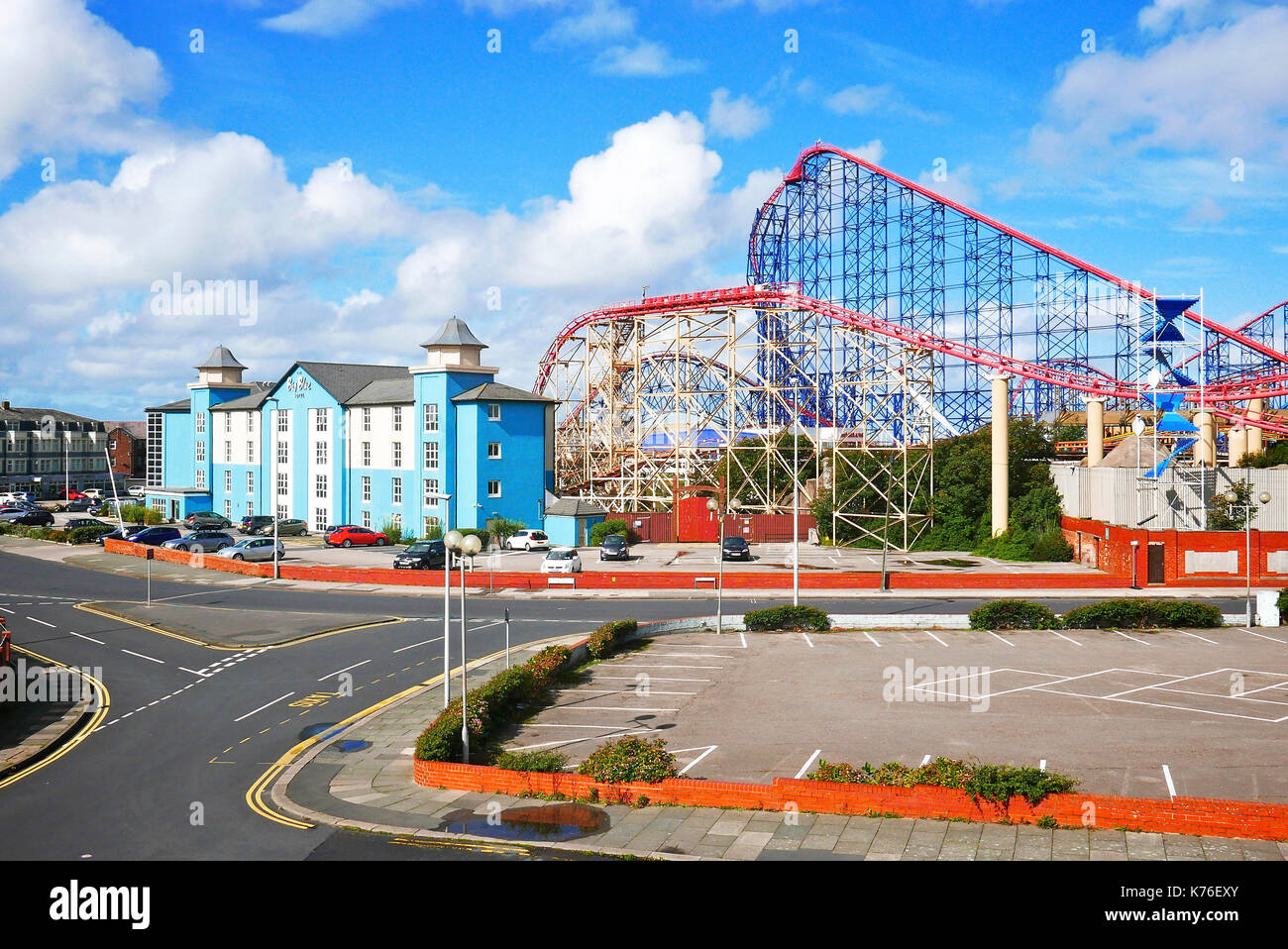 Das Big Blue Hotel und dem Pleasure Beach Amusement Park, Blackpool, Lancashire, Großbritannien Stockfoto