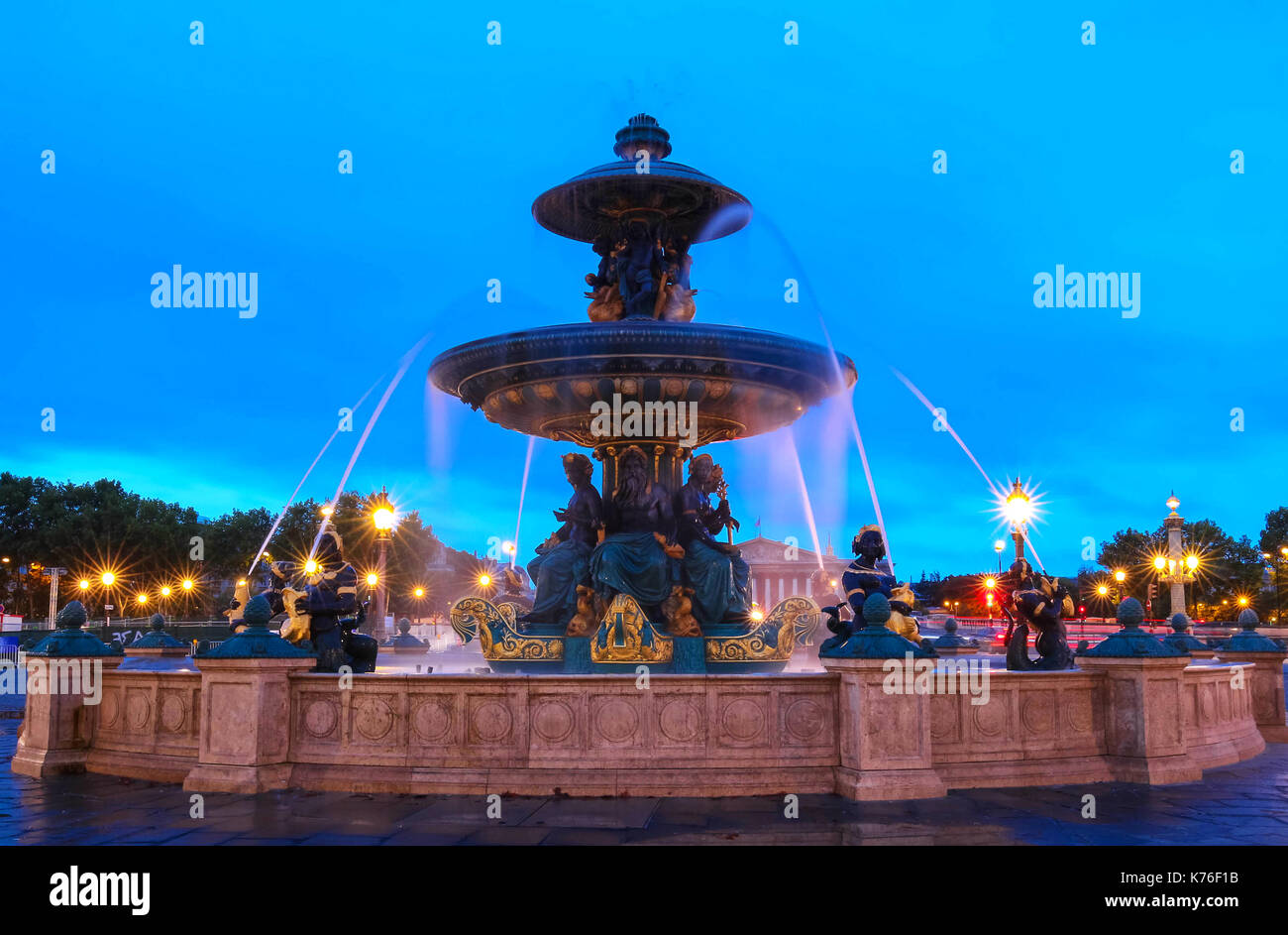 Der Brunnen auf der Place de la Concorde bei Nacht, Paris. Stockfoto