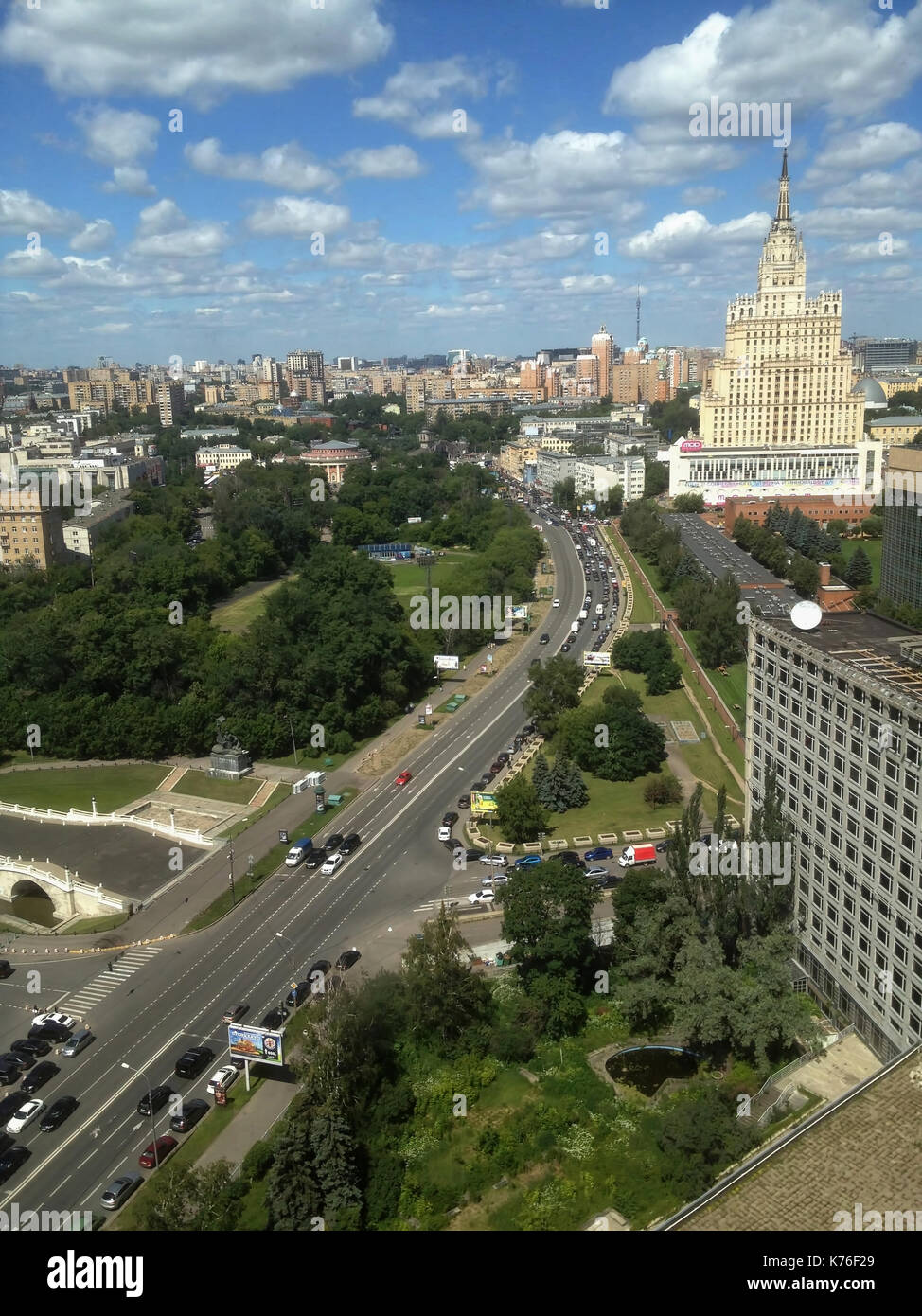 Stadt Moskau. Fotos aus der Vogelperspektive Blick auf das Zentrum von Moskau und Hochhaus in Sadovo-Kudrinskaya Square. IPhone Foto. Stockfoto