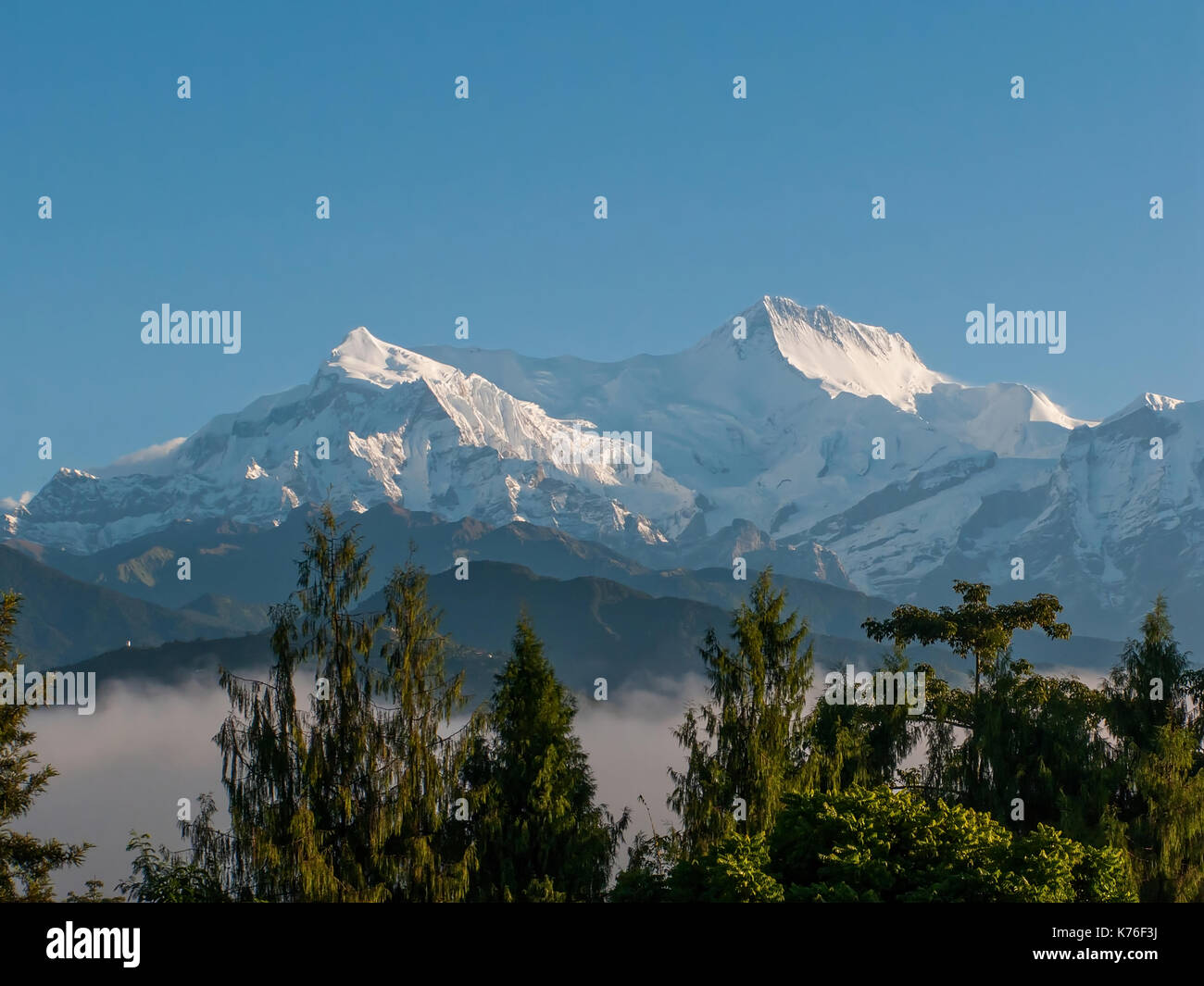 Hängegleiter (Gleitschirm). Aufnahmen aus der Vogelperspektive von einem deltaplan. Der Himalaya, nördlich der Annapurna auf dem Hintergrund des blauen Himmels. Stockfoto