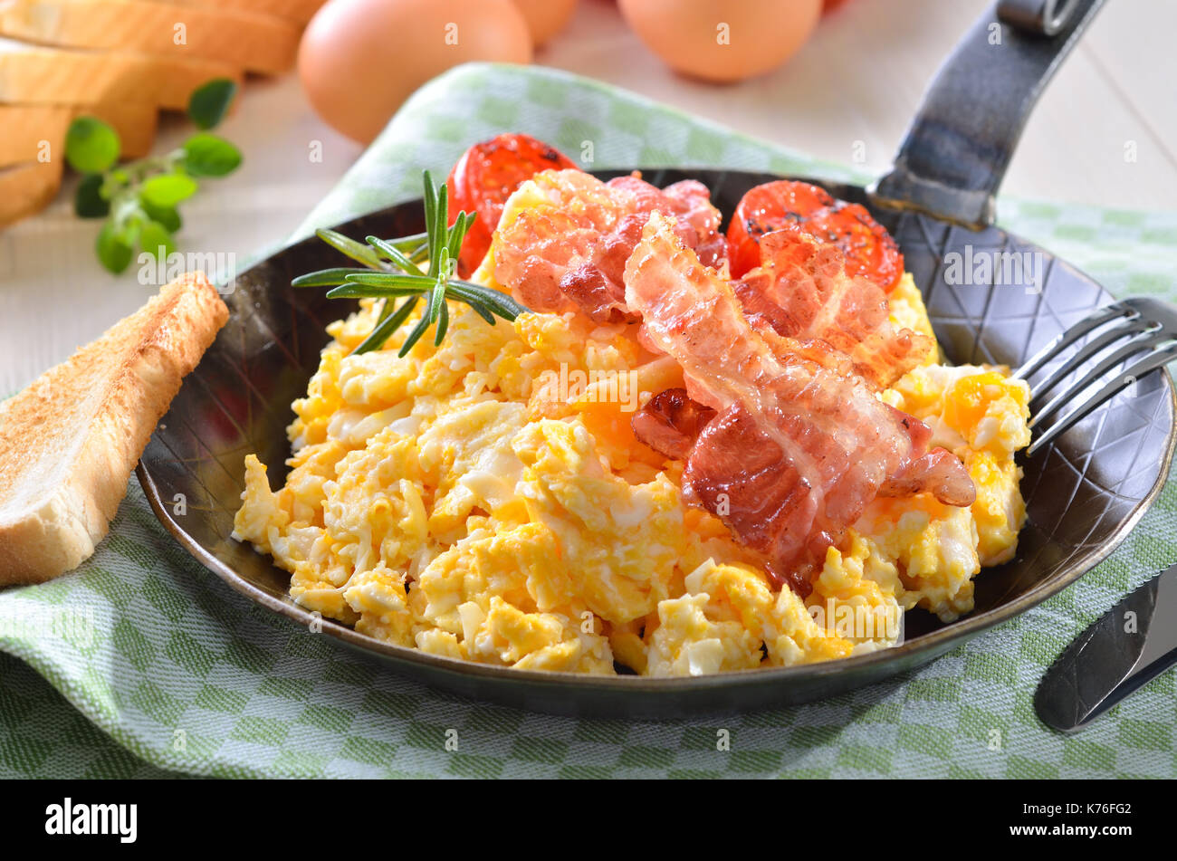Scrambeld Eier mit Speck und Toast. Stockfoto
