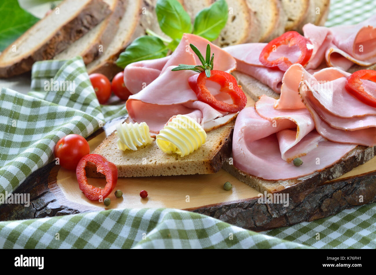 Snack mit geräuchertem Schinken und frisches Bauernhof-gebackenes Brot, Holz Schneidebrett Stockfoto