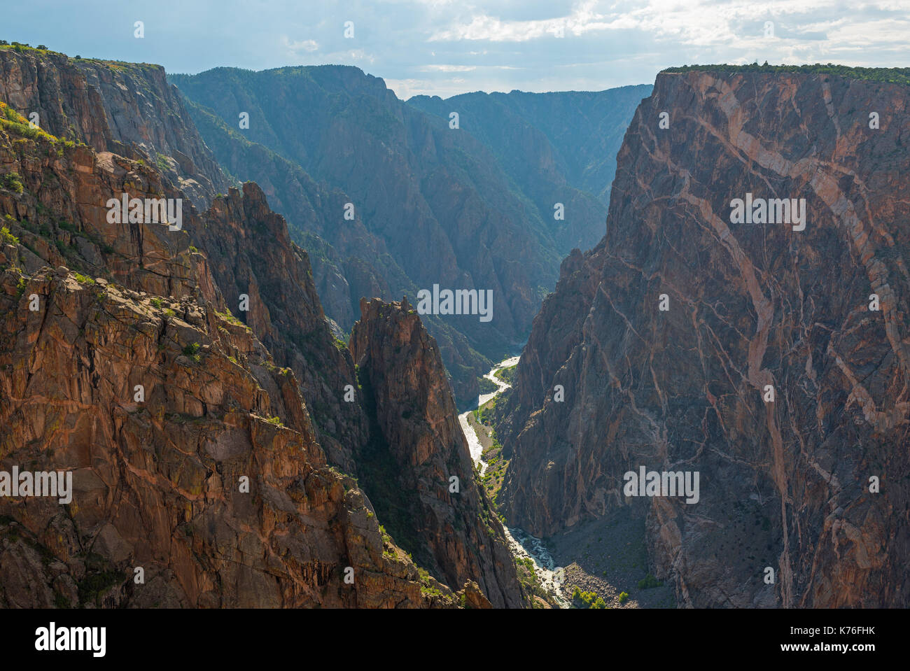 Die Granitfelsen der schwarzen Schlucht des Gunnison mit den beiden Drachen und die geheimnisvolle Gunnison River schneiden durch den Fels, Colorado, USA. Stockfoto