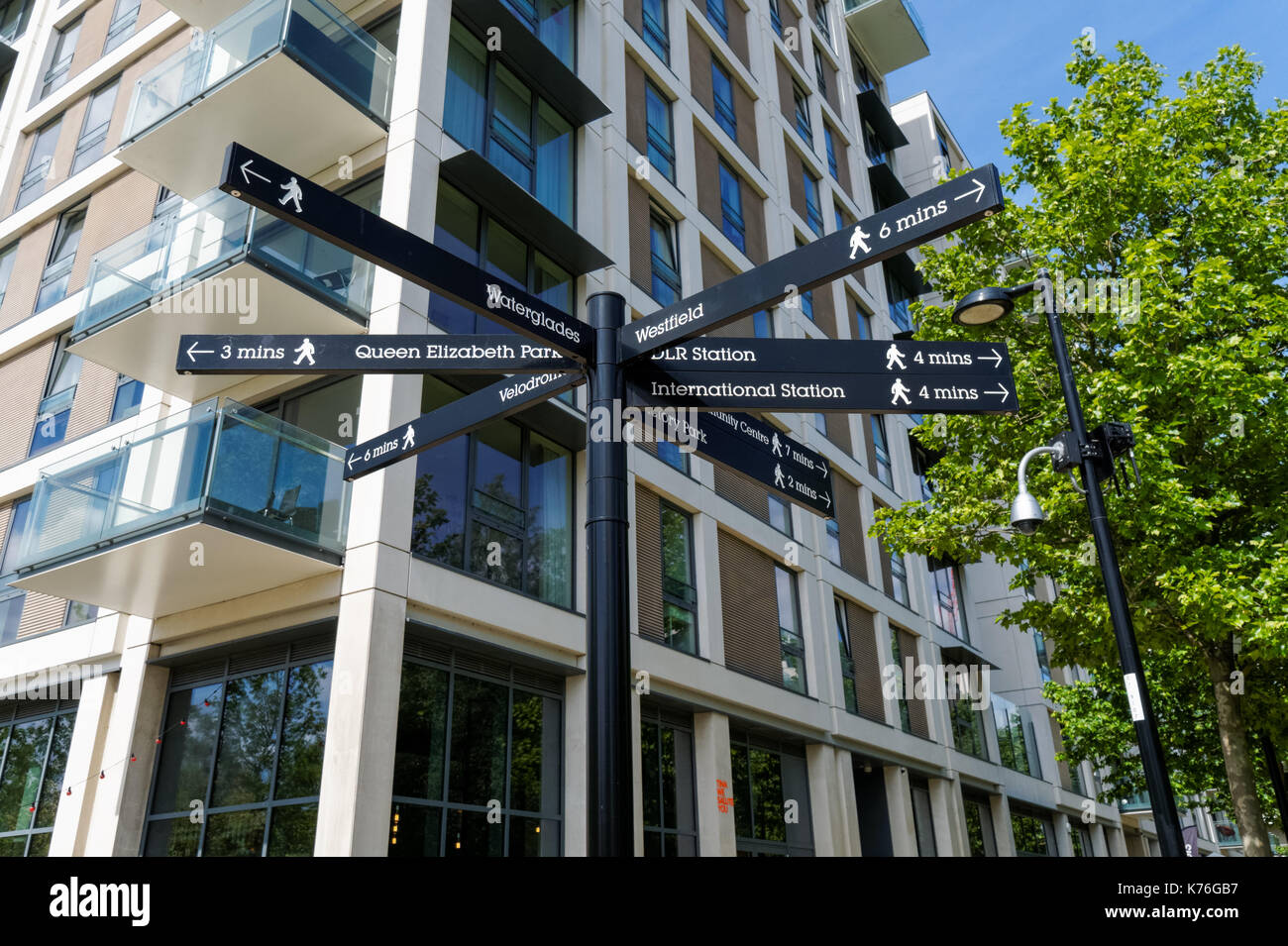 Wegweiser in East Village London in Stratford, London England Vereinigtes Königreich Großbritannien Stockfoto