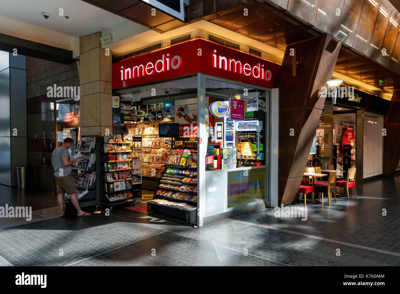 Der Kiosk shop Inmedio am Einkaufszentrum Zlote Tarasy in Warschau, Polen Stockfoto