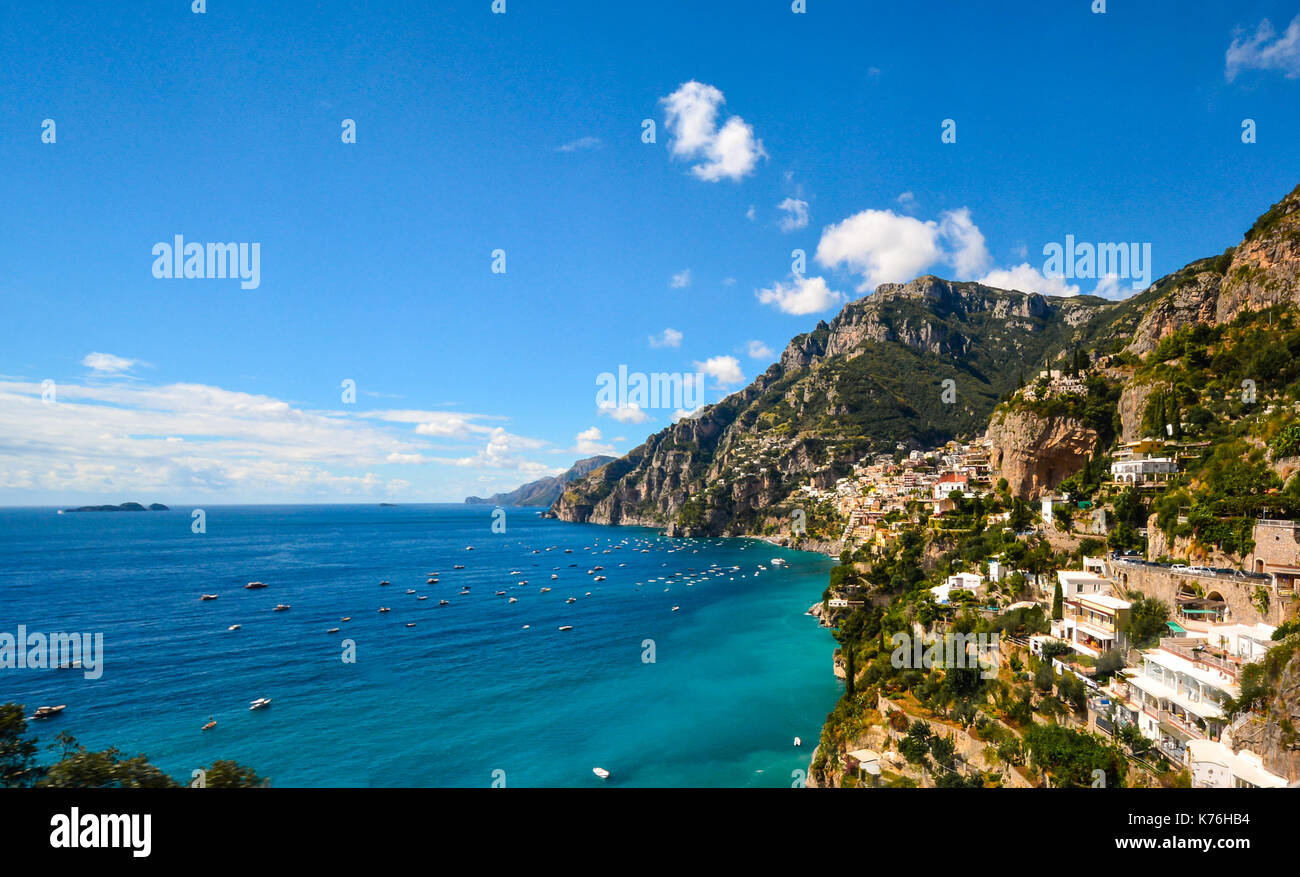 Die wunderschöne Amalfi Küste in der Nähe von Sorrento, mit viele Boote in der bunten Mittelmeer Stockfoto