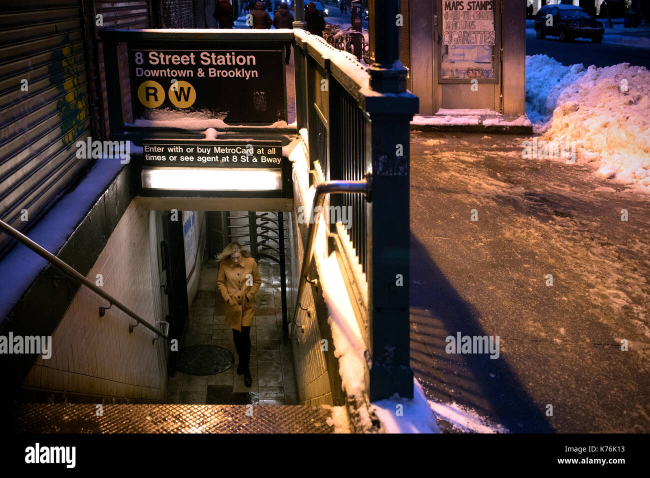 MANHATTAM, NEW YORK, USA - MÄRZ 2017 - nicht identifizierte Frau aus der 8 St Station am Broadway Ave. Stockfoto