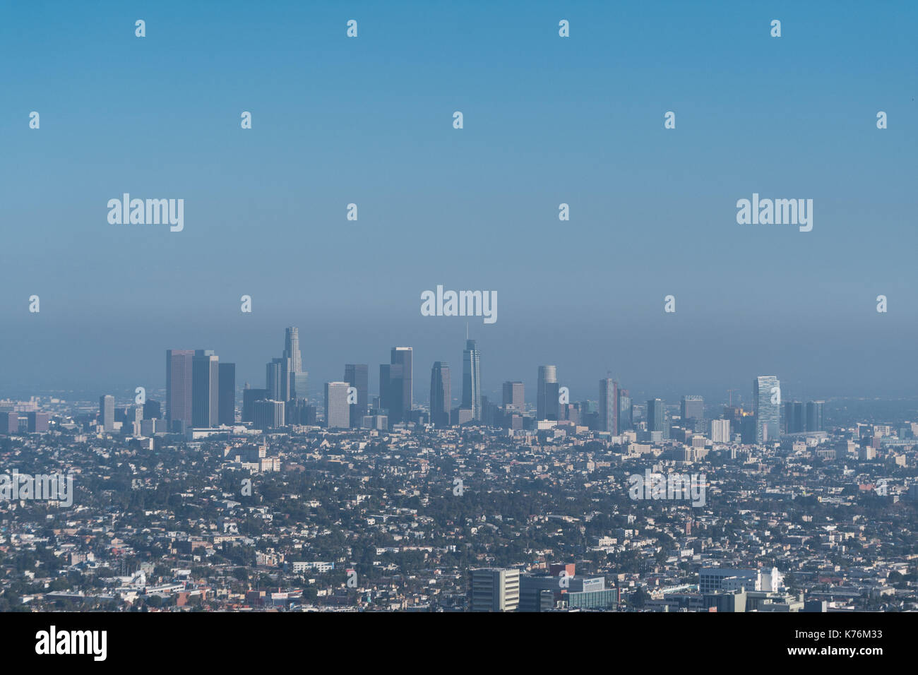 Blick auf Los Angeles Stadtbild vom Griffith Observatorium im Norden der Stadt auf dem Berg Hollywood Stockfoto