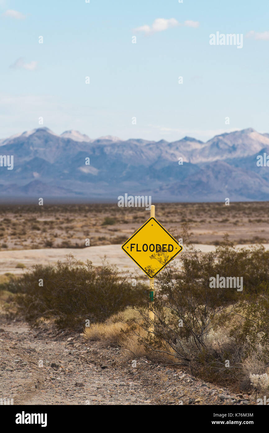 Allgemeine Ansicht, eine Straße in der Mojave-wüste, zwischen Bäcker, Kalifornien und die Armagosa Valley, Nevada Stockfoto