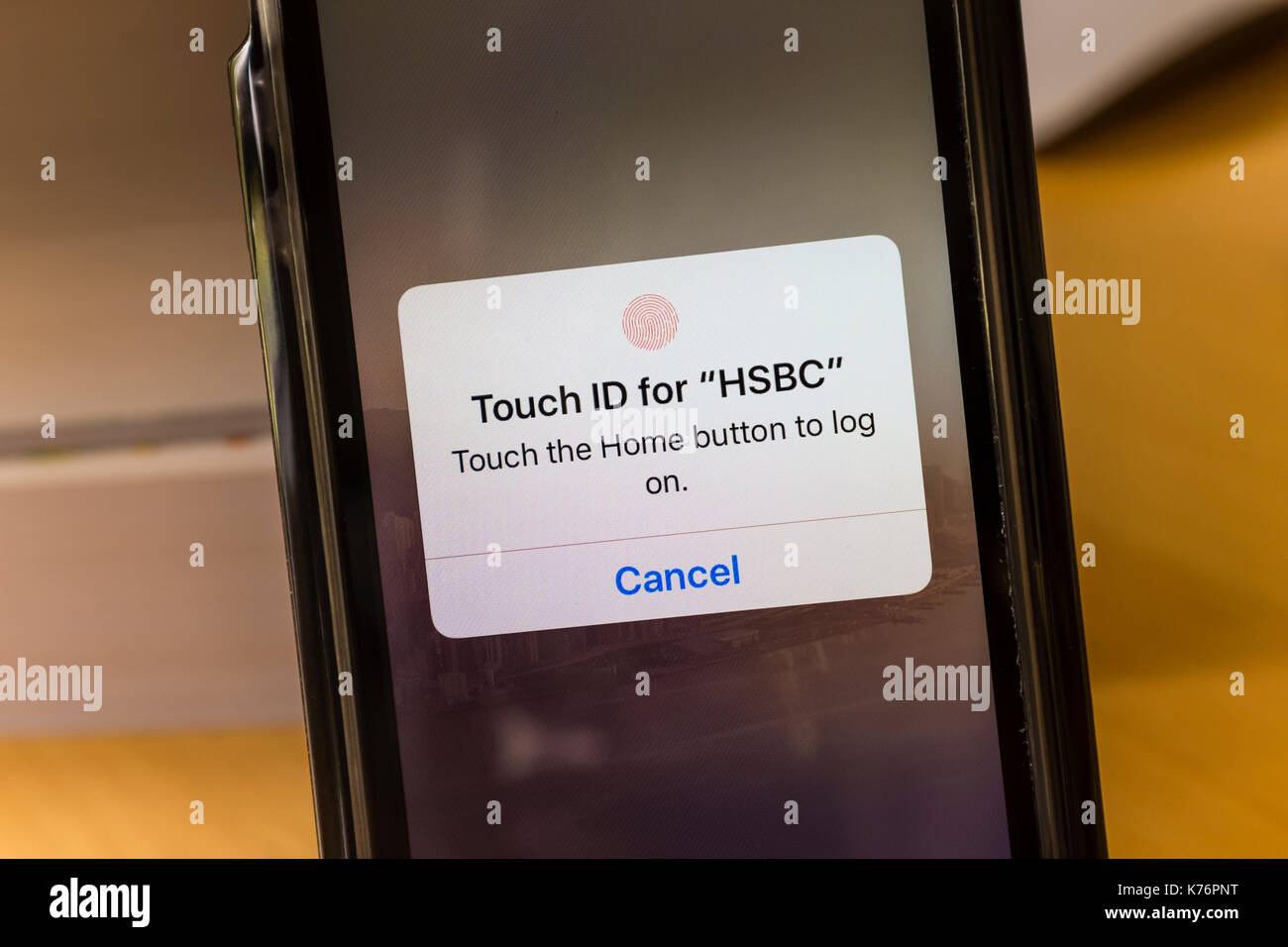 Touch ID der HSBC Mobile Banking App auf dem iPhone SE Bildschirm des Smartphones Stockfoto