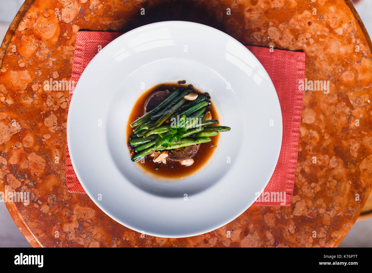 Der Blick auf das Steak mit grünen Bohnen eingerichtet. Stockfoto