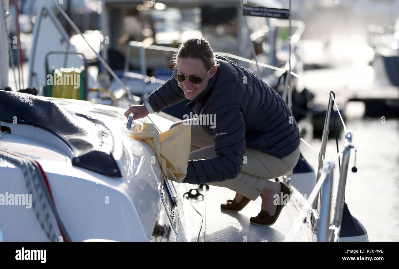 Eine Frau reinigt eine Yacht auf der Southampton Boat Show, die bis September im Mayflower Park, Southampton 24. Stockfoto