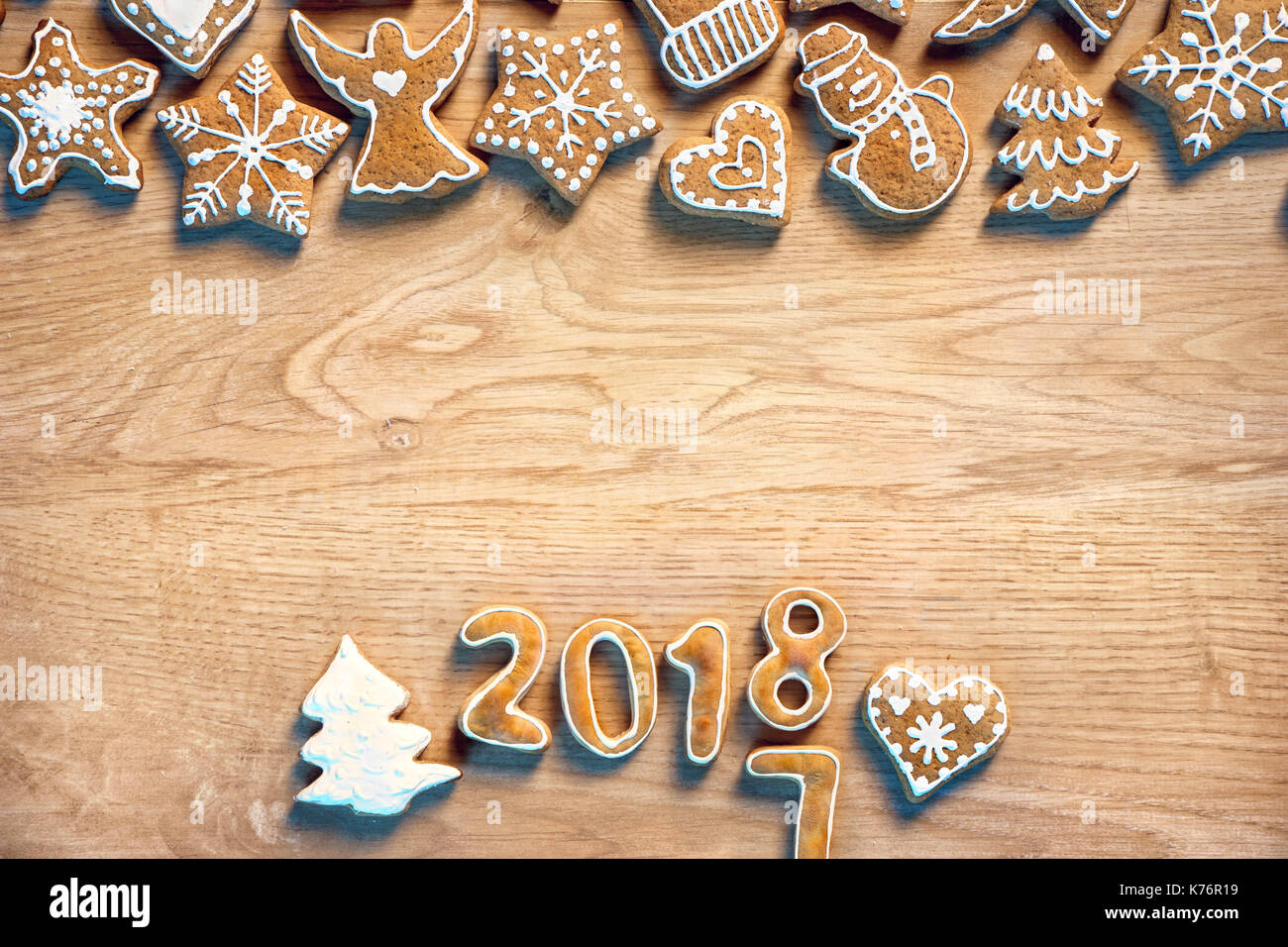 Merry X-Mas! Hausgemachte Cookies auf Holz- Hintergrund. Kopieren Sie Platz für Ihren Text. Ansicht von oben. Produkt mit hoher Auflösung Stockfoto