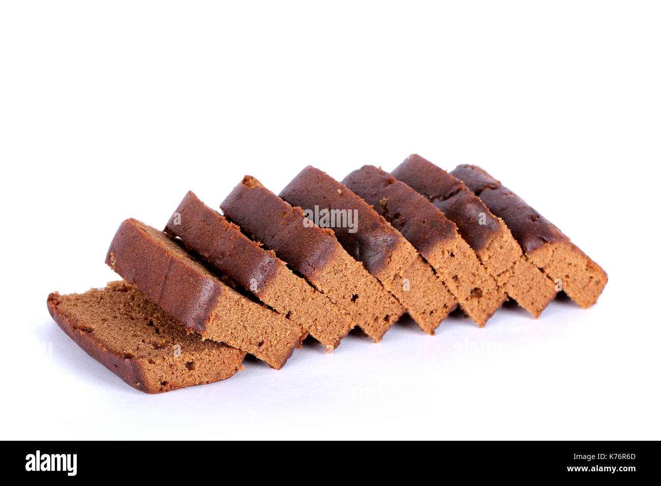 In Scheiben geschnittene Bar Schokoladenkuchen Scheibe Scheiben in Weiß Stockfoto