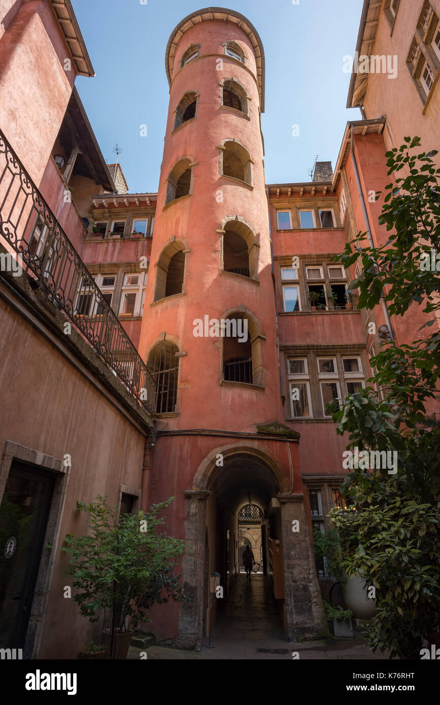 Vertikaler Blick auf den Innenhof eines mittelalterlichen Traboules in Vieux Lyon, Frankreich, historische Wege, die einst Handwerker schützten, Tourismus in Lyon Stockfoto