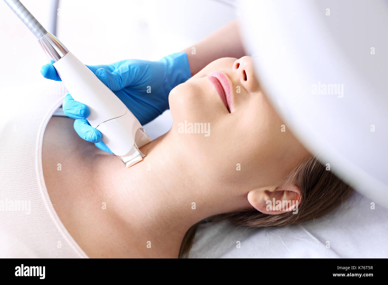 Straffung der Haut des Halses. Das vakuum Massage mit einer speziellen Kopf. Frau in der Klinik für ästhetische Medizin. Stockfoto Straffung der Haut des Halses. Das vakuum Massage mit einer speziellen Kopf. Frau in der Klinik für ästhetische Medizin. Stockfoto