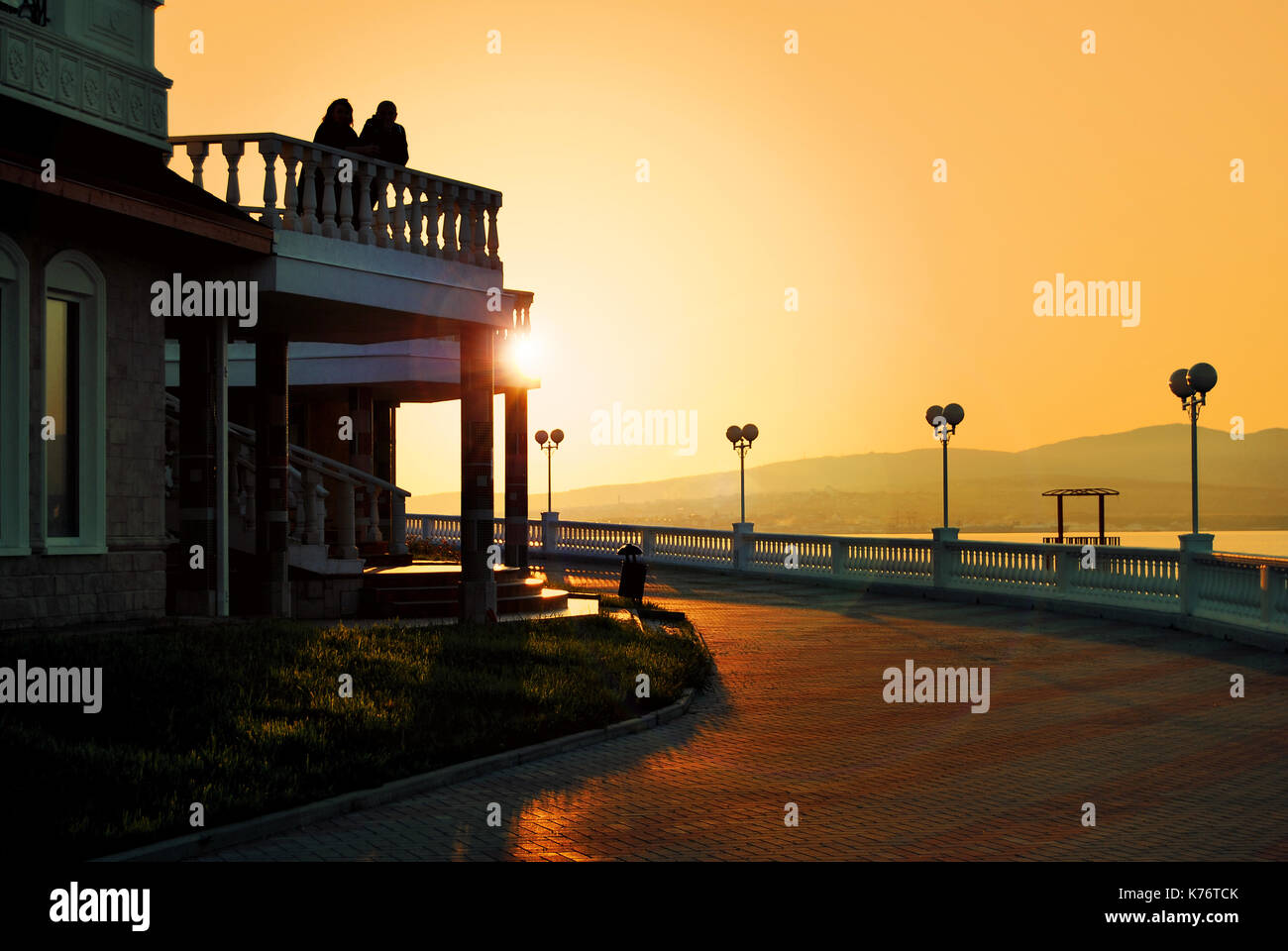 Silhouette von unbekannten Gebäuden während Sonnenaufgang Sonnenuntergang mit dramatischen orangish Farbe Himmel. Stockfoto