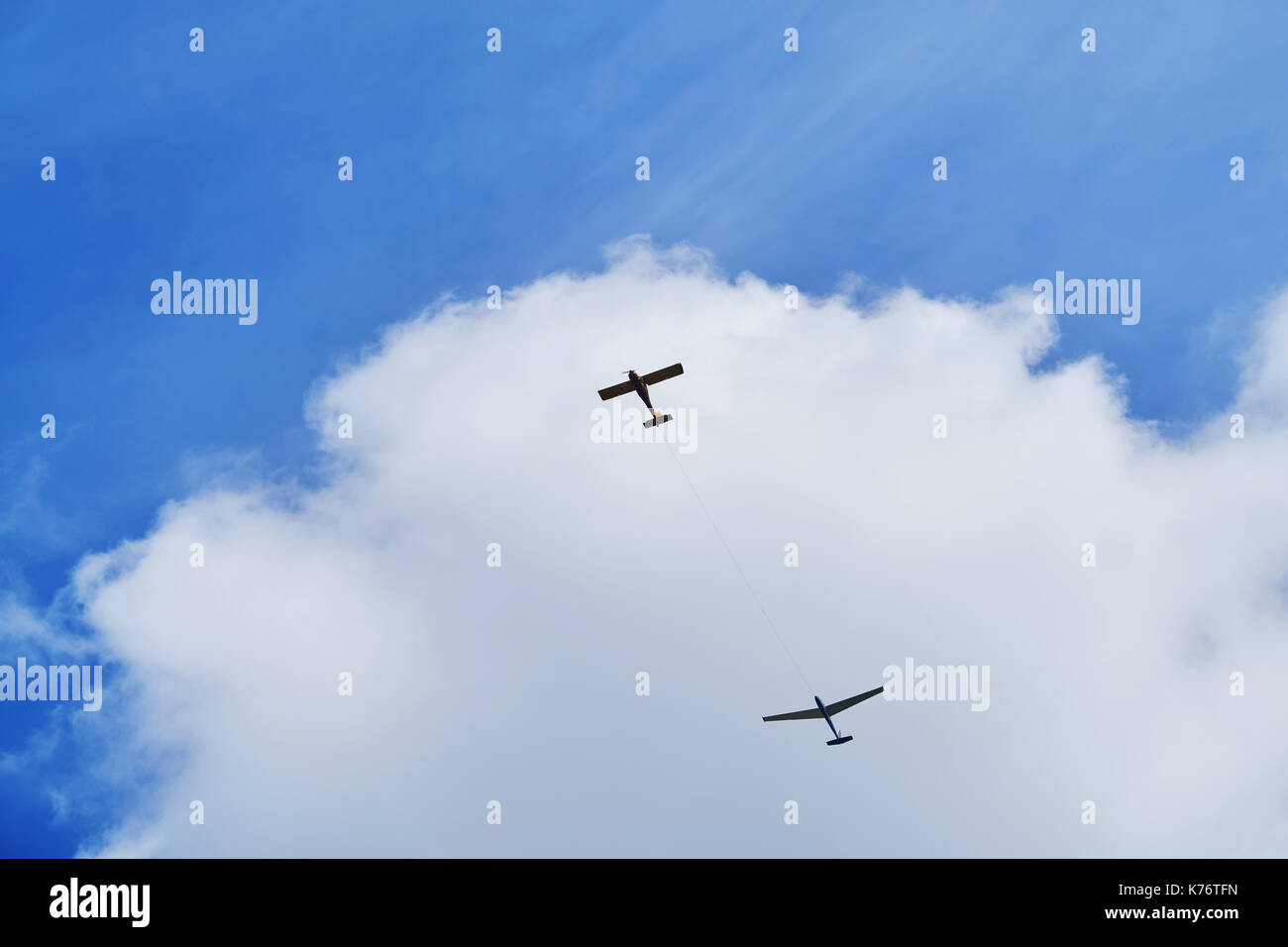 Flugzeug überqueren einer Cloud Vignette Stockfoto