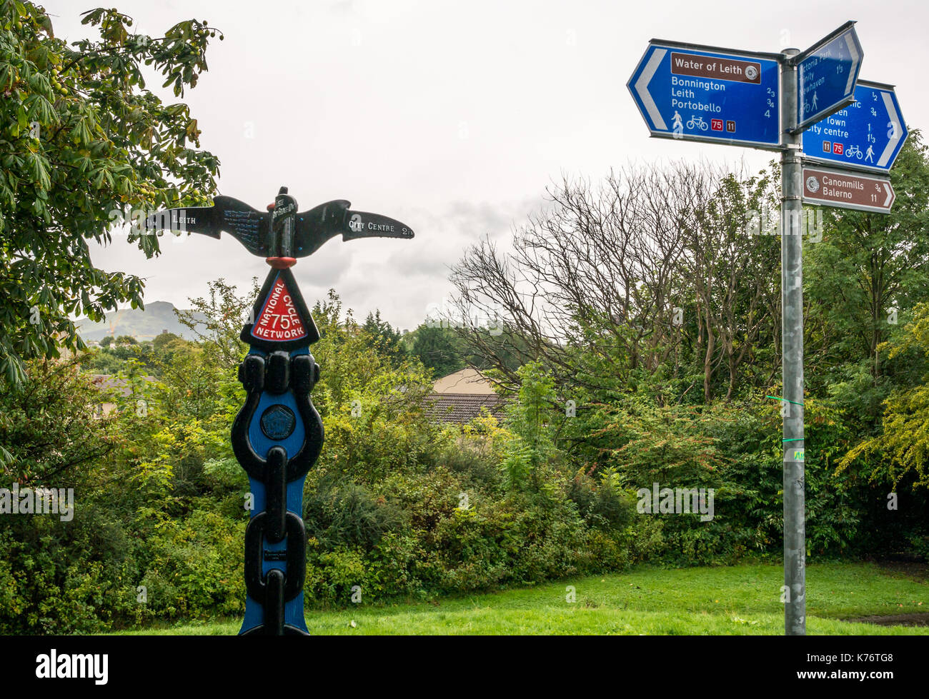 Cycle Route 75 Schild Richtungen auf Wasser des Leith Gehweg und Radweg, Stedfastgate, Warriston, Trinity, Edinburgh, Schottland, auf feuchten regnerischen Tag Stockfoto
