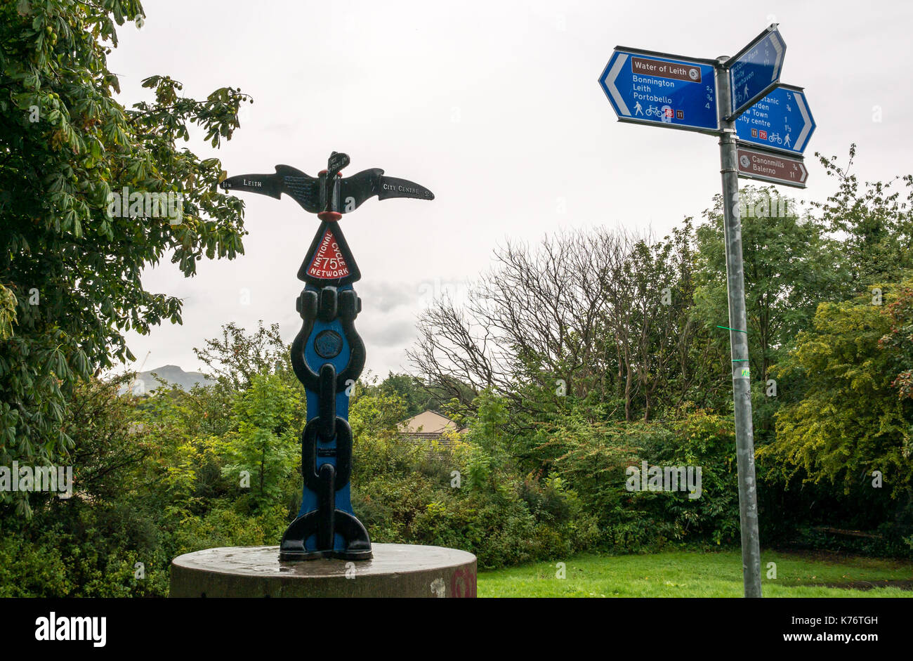 Cycle Route 75 Schild Richtungen auf Wasser des Leith Gehweg und Radweg, Stedfastgate, Warriston, Trinity, Edinburgh, Schottland, auf feuchten regnerischen Tag Stockfoto